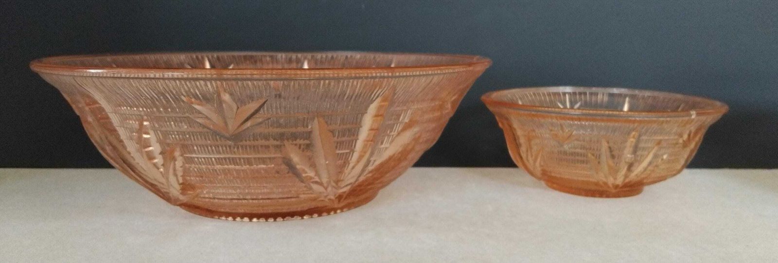 A Pretty Vintage Pink Glass Dessert Bowl Set With Hemp Leaf Pattern, Large Serving Or Trifle Bowl & 4 Individual Bowls, 1970s photo vinterior