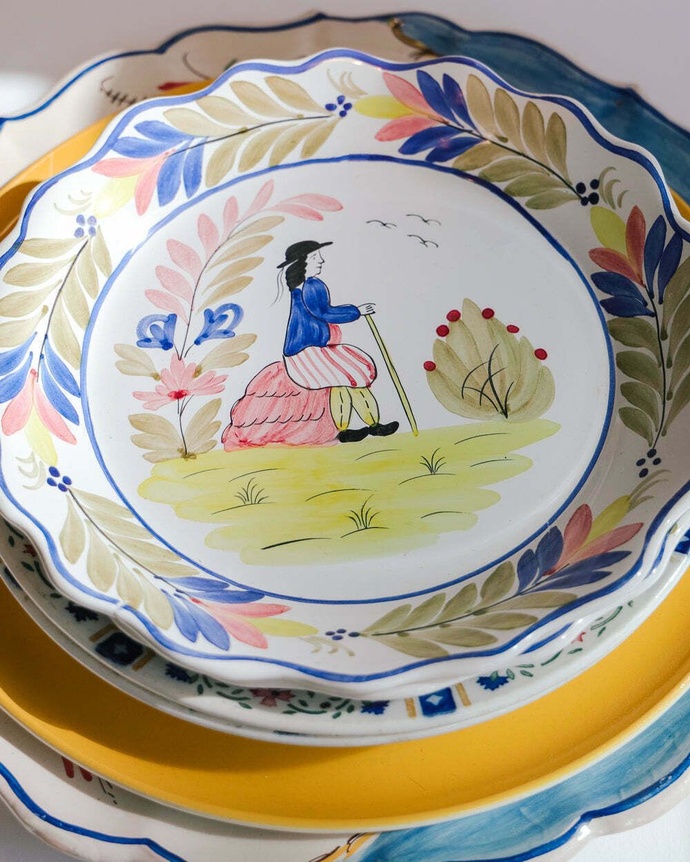 Set Van Twee Vintage Majolica Borden, Meneer En Mevrouw photo furniture