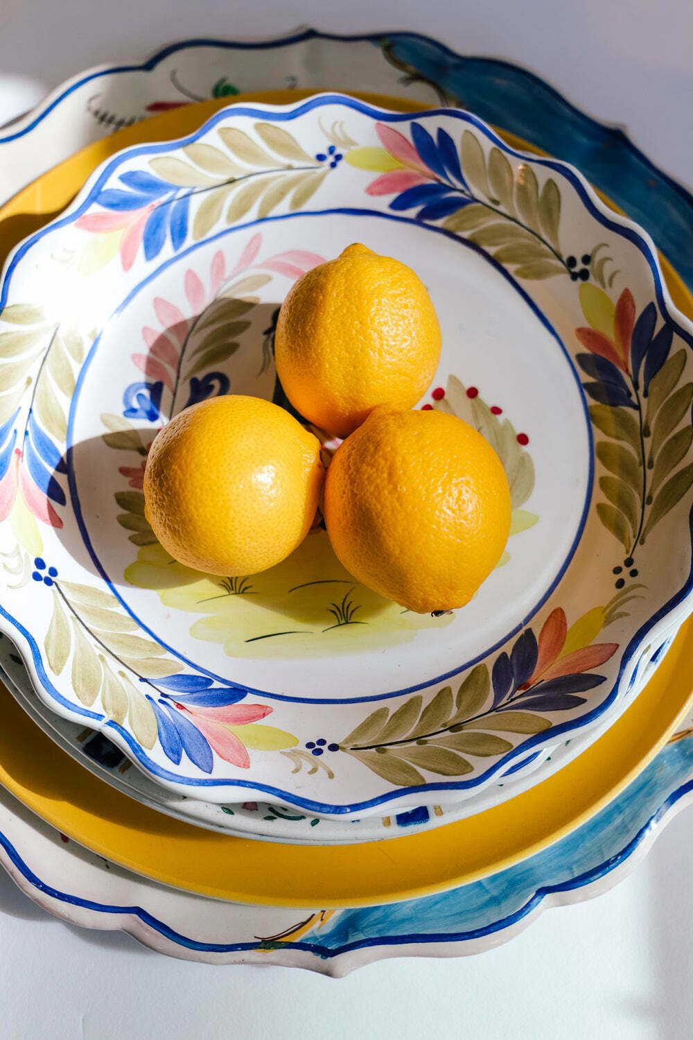 Set Van Twee Vintage Majolica Borden, Meneer En Mevrouw photo for sale
