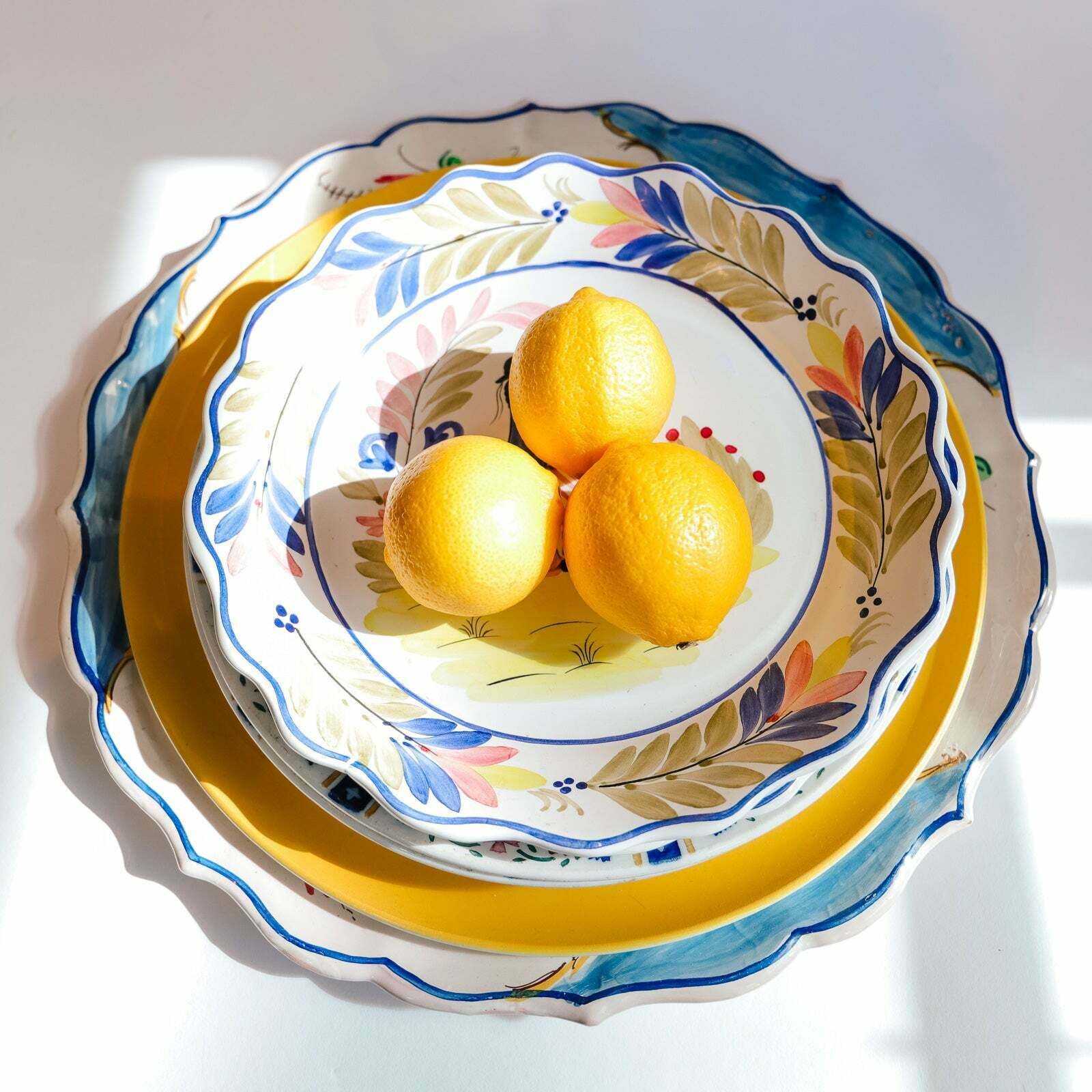 Groot Vintage Handgeschilderd Italiaans Keramisch Bord Met Bloemen photo buy