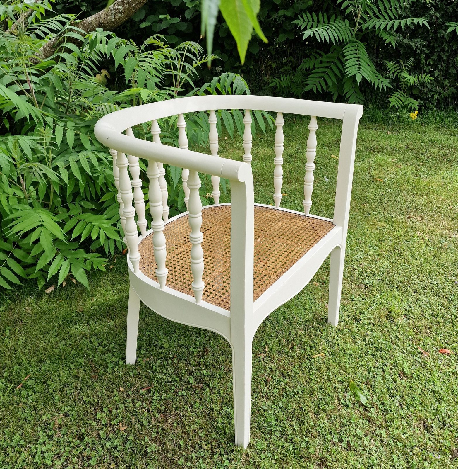 Large Colonial Style Painted Caned Chair photo vinterior