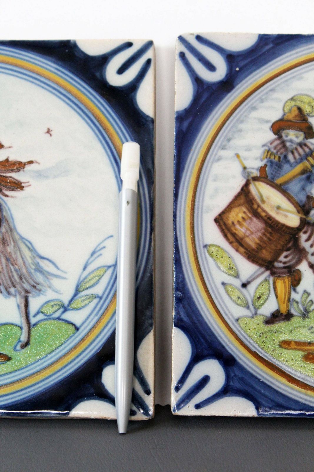 2 Vintage Keramische Tegels / Onderzetter, Handgeschilderd Motief, Antieke Hollandse Stijl, Kurken Onderkant, Ridder Te Paard, Muzikant Met Trommel photo for sale