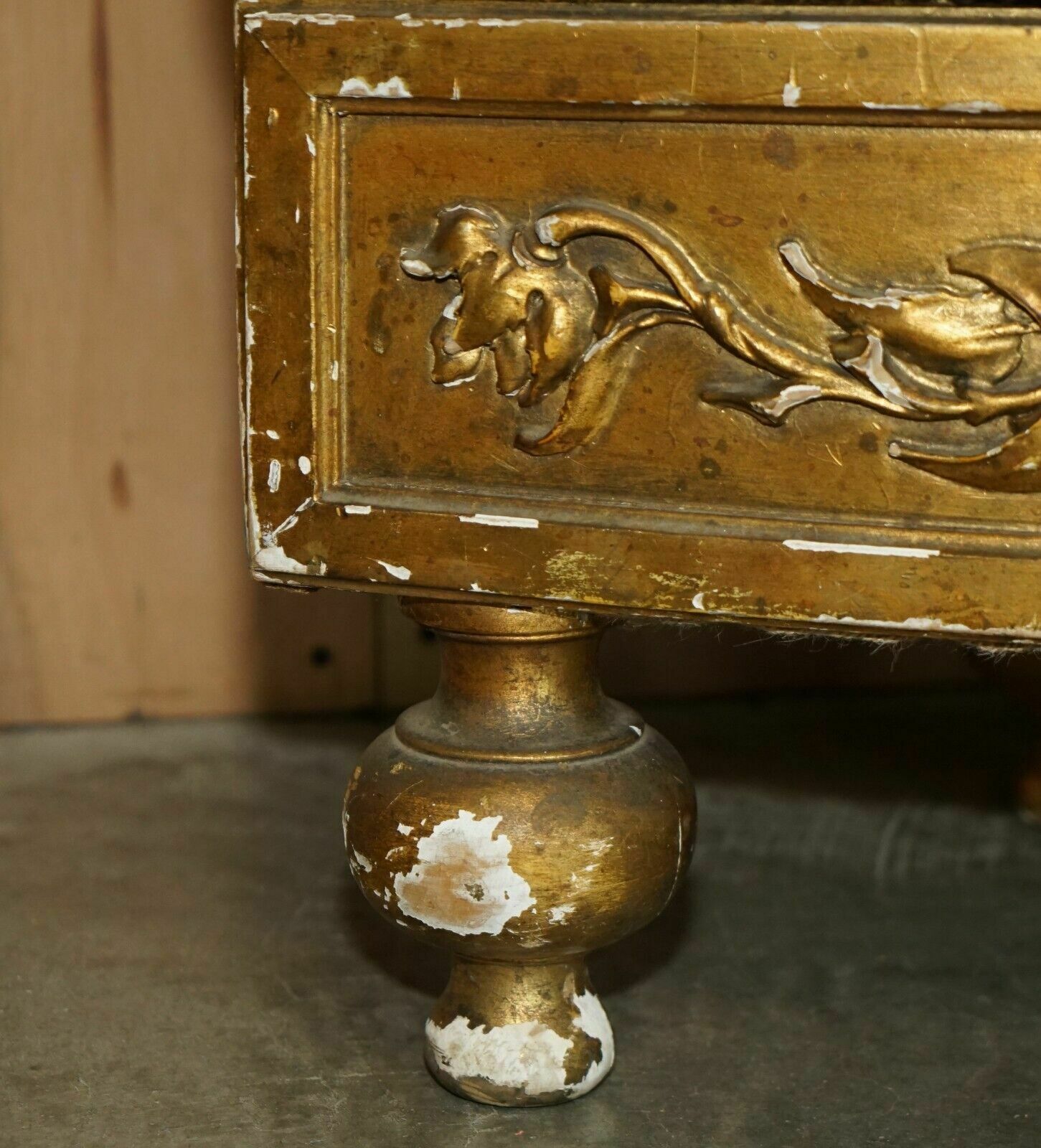 photo furniture Fine Antique Georgian Circa 1780 Giltwood Chesterfield Window Settee Salon Sofa