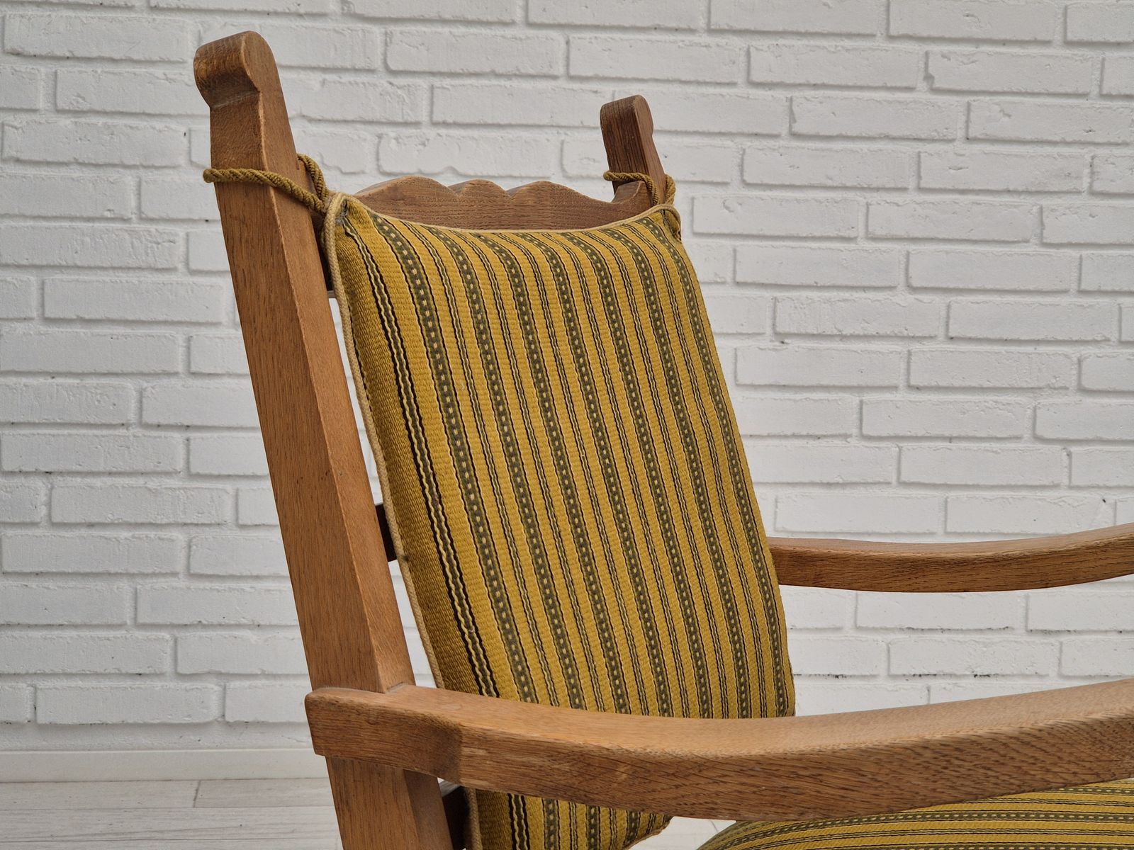 photo vintage 1960s, Danish Lounge Chair, Original Very Good Condition, Furniture Wool, Solid Oak Wood.