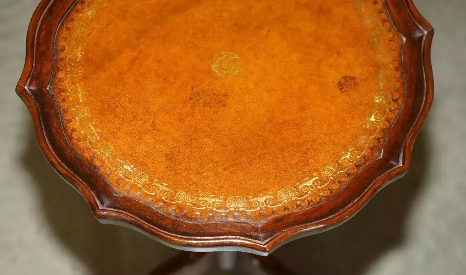 Restored Pie Crust Edge Gold Leaf Brown Leather Tripod Side End Lamp Wine Table photo 795.0