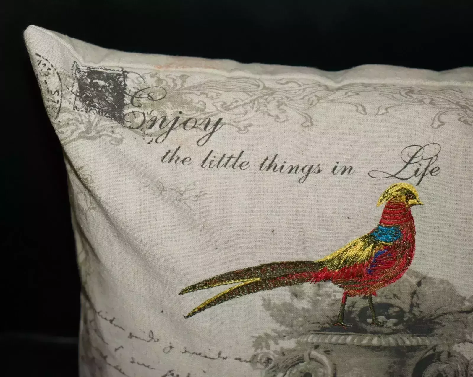 photo furniture Pair Of Parrot On Grand Tour Vase Sofa Armchair Cushions Nice Upholstery