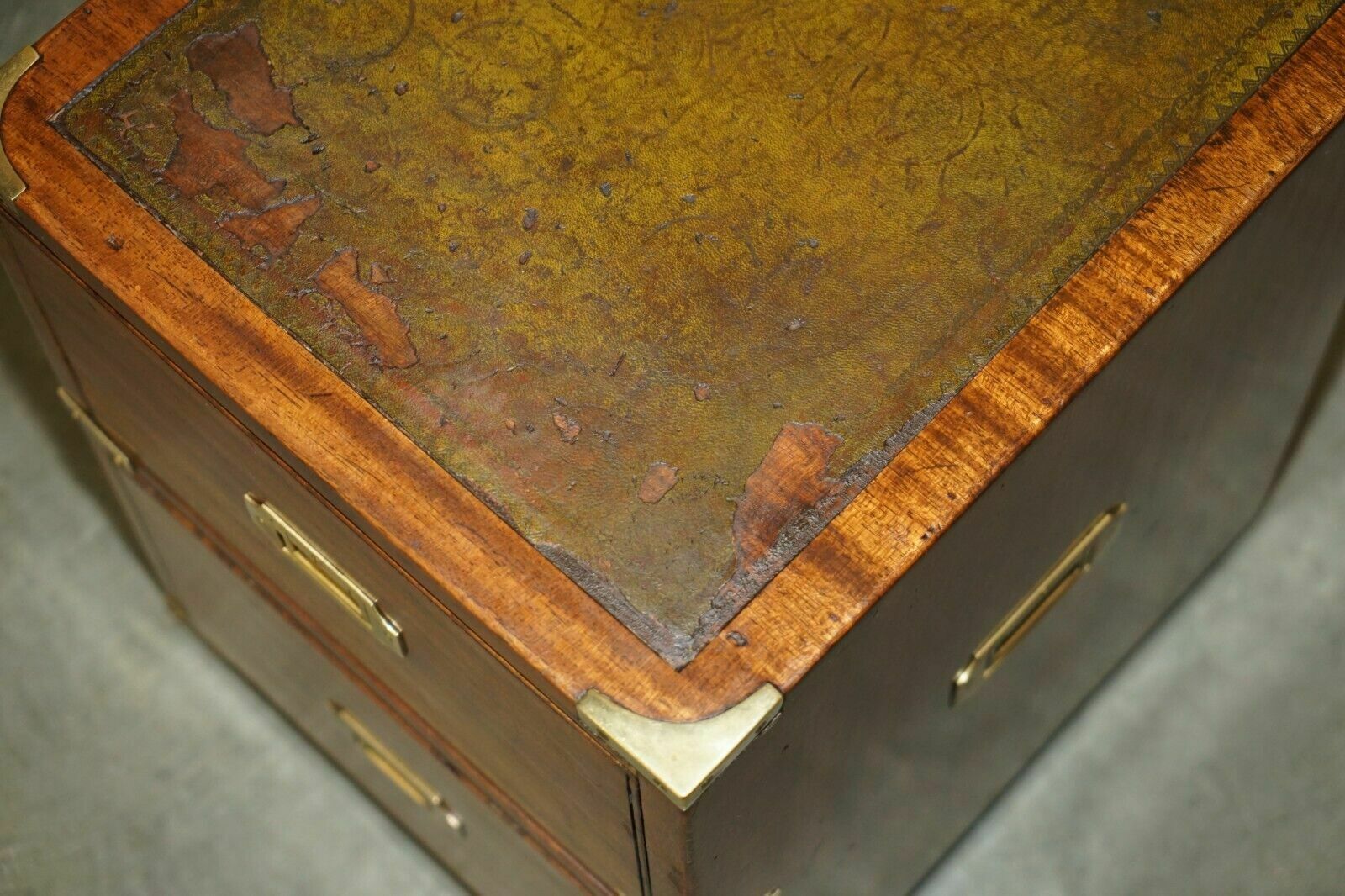 photo furniture Vintage Miliary Campaign Side End Lamp Wine Bedside Table Chest With Drawers