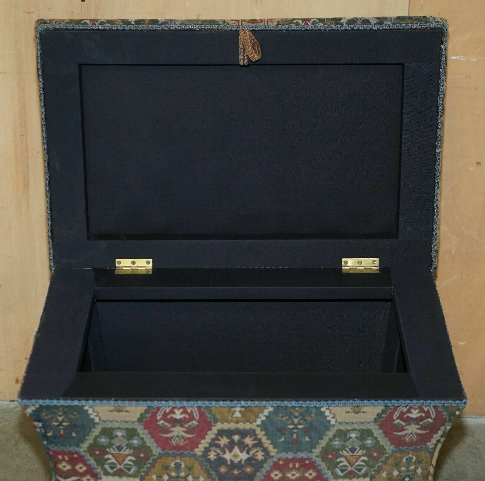 photo vinterior Victorian Circa 1880 Kilim Embroidered Upholstery Ottoman Footstool Trunk