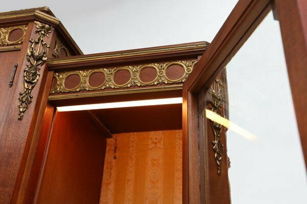 photo vintage Louis XVI Display Cabinet In Marquetry With Light, France, 1850s
