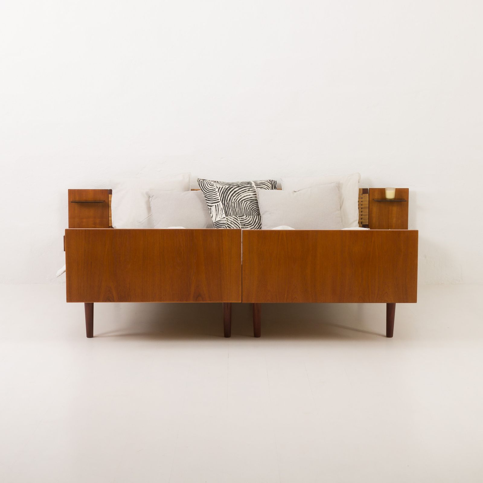 photo vinterior Hans J. Wegner Double Bed In Teak And Cane For Getama, 1960s