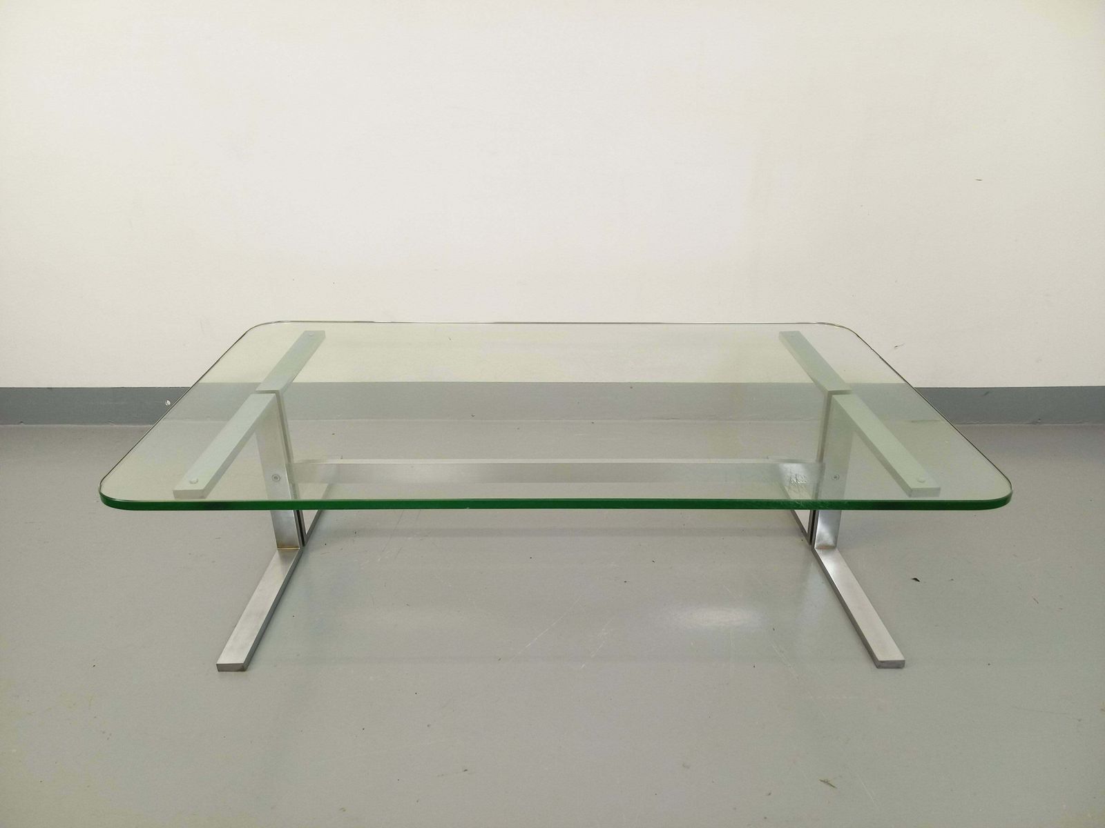 Table basse rectangulaire en aluminium moulé et verre transparent photo vintage