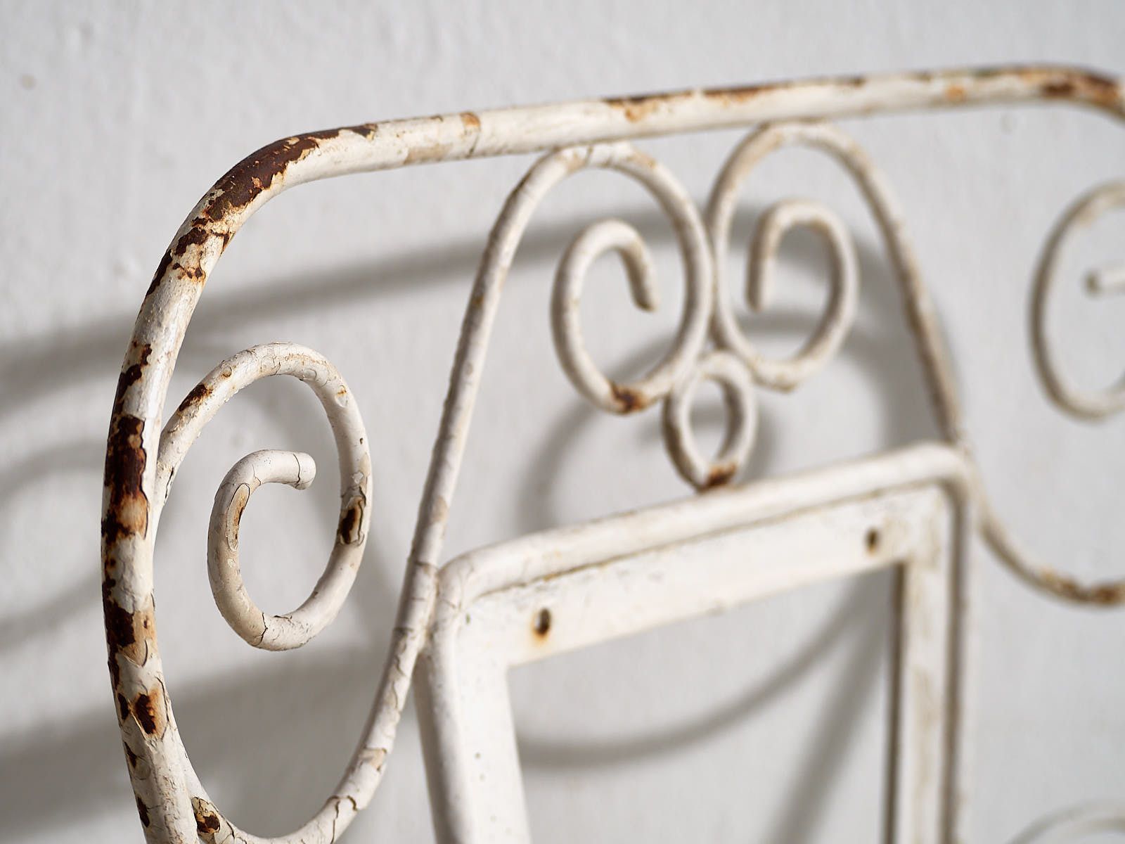 photo vintage Antique Outdoor Chairs In White (C.1920). Set Of 4 Pieces