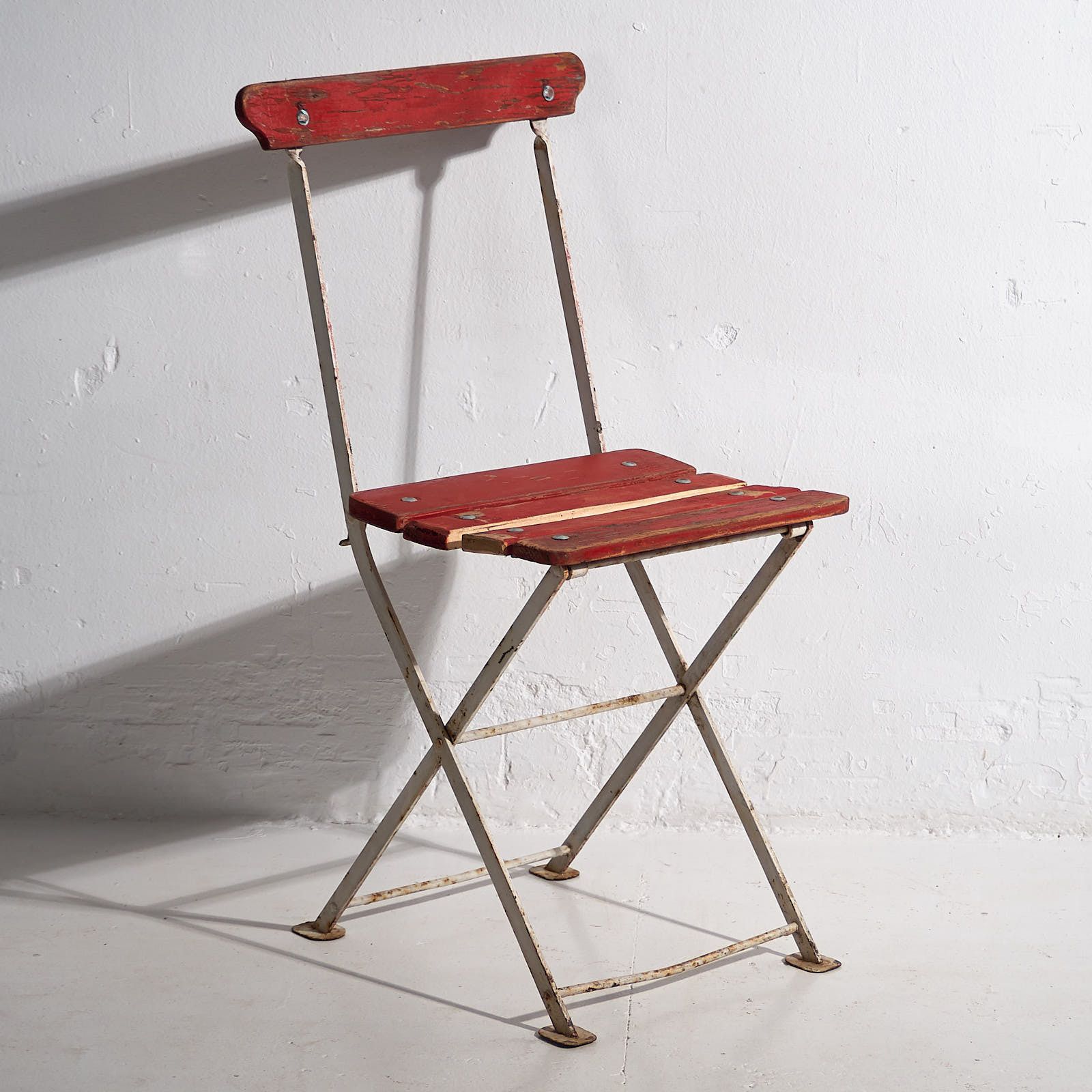 photo vintage Antique Red Garden Folding Chairs (C.1920). Set Of 4 Pieces