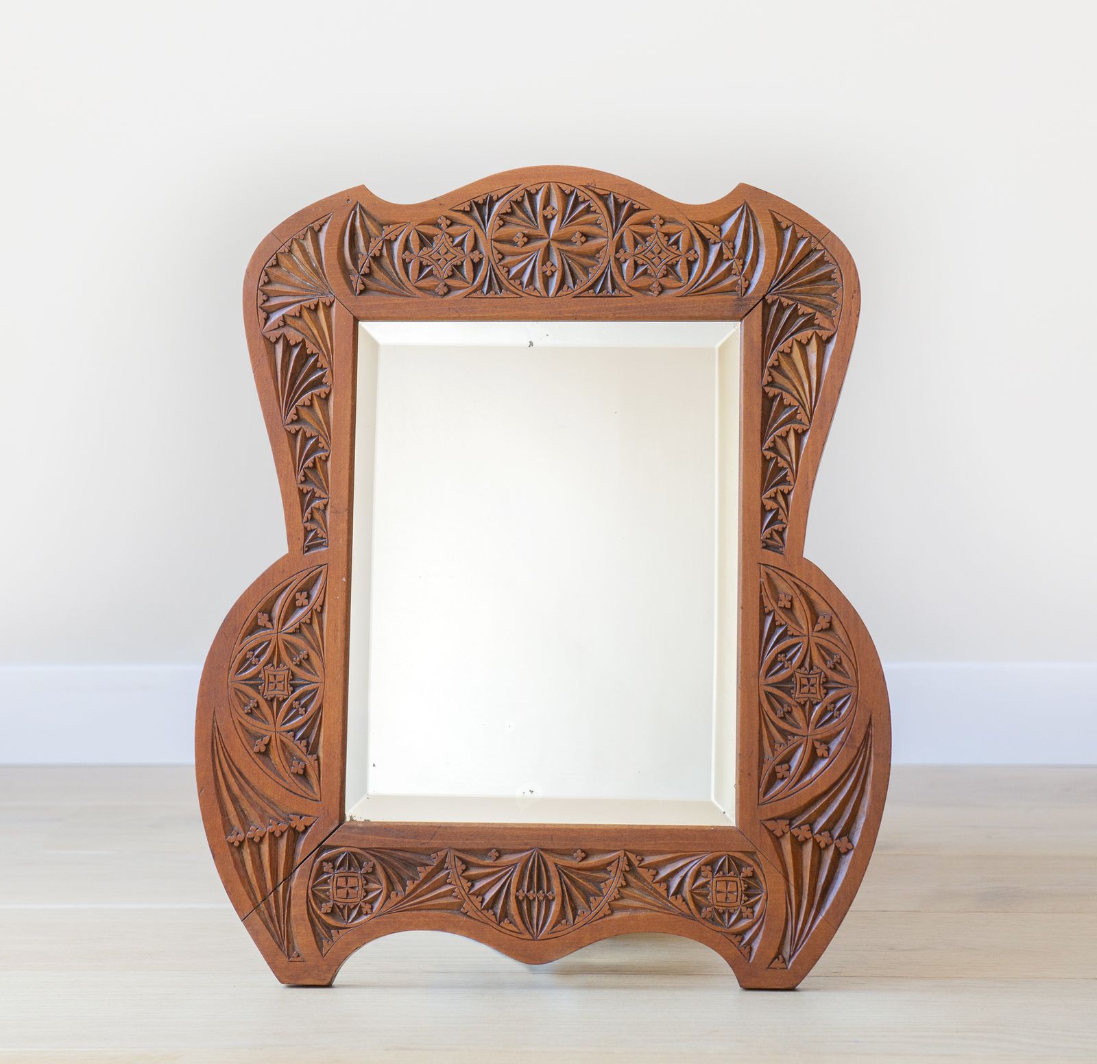 photo for sale Miroir mural en bois sculpté à la main, verre biseauté, d'époque, années 1910, motifs folkloriques néerlandais