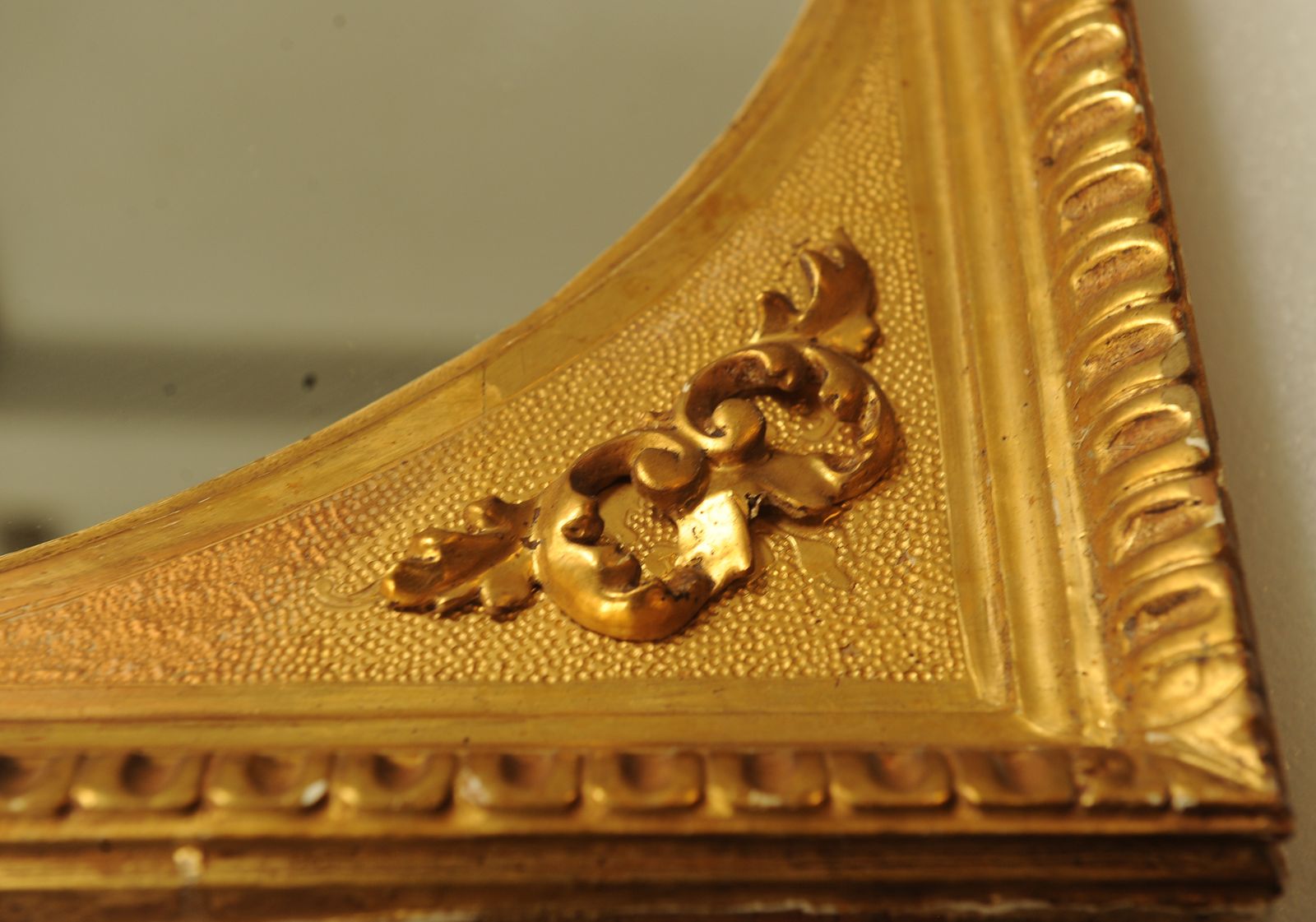 18th Century Antique Baroque Plaster And Gilt Gesso Round Mirror With Relief Patterns Ol photo vinterior