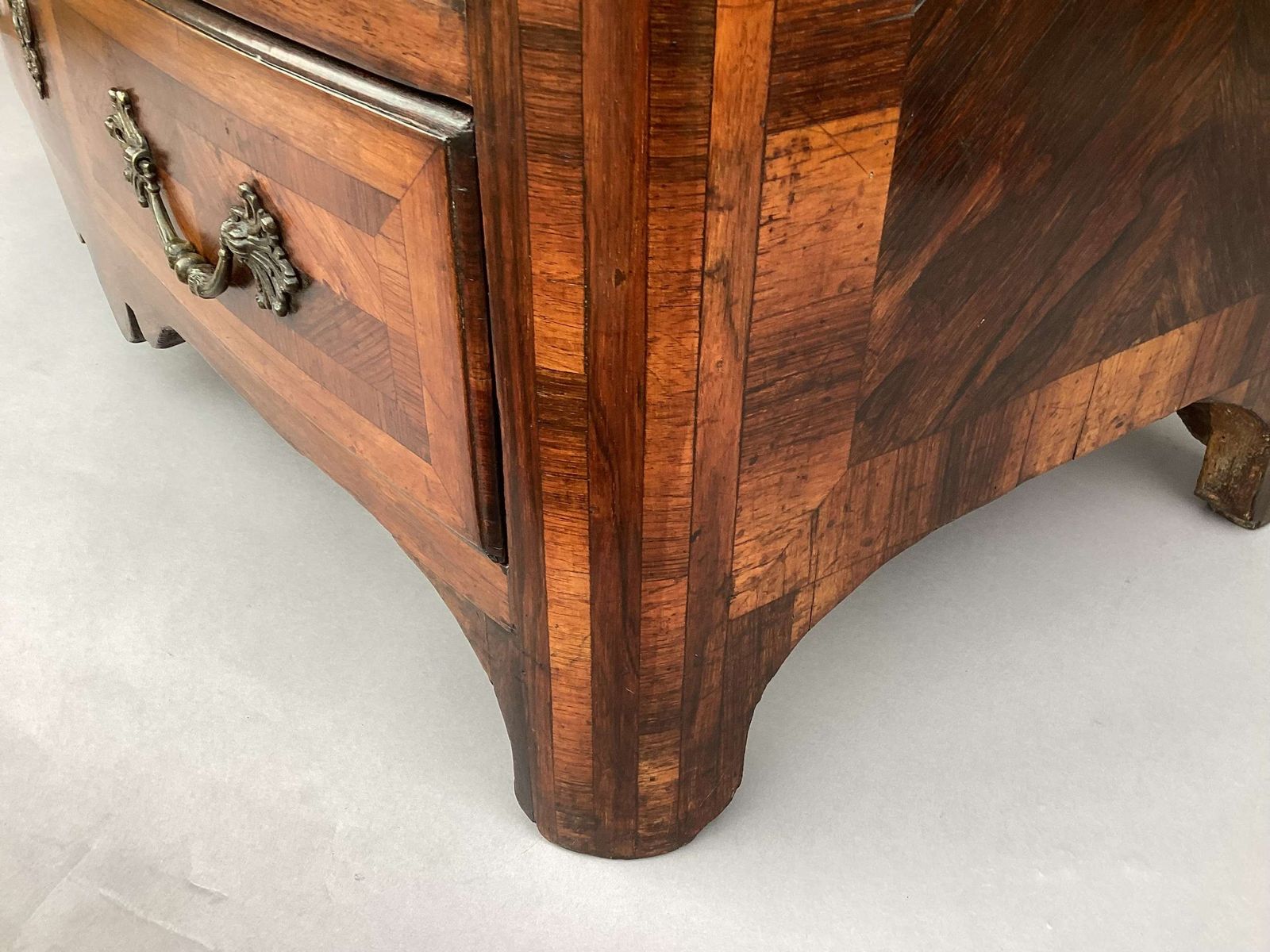 photo vintage Impressive C18th Louis XV Kingwood Bow Fronted Commode