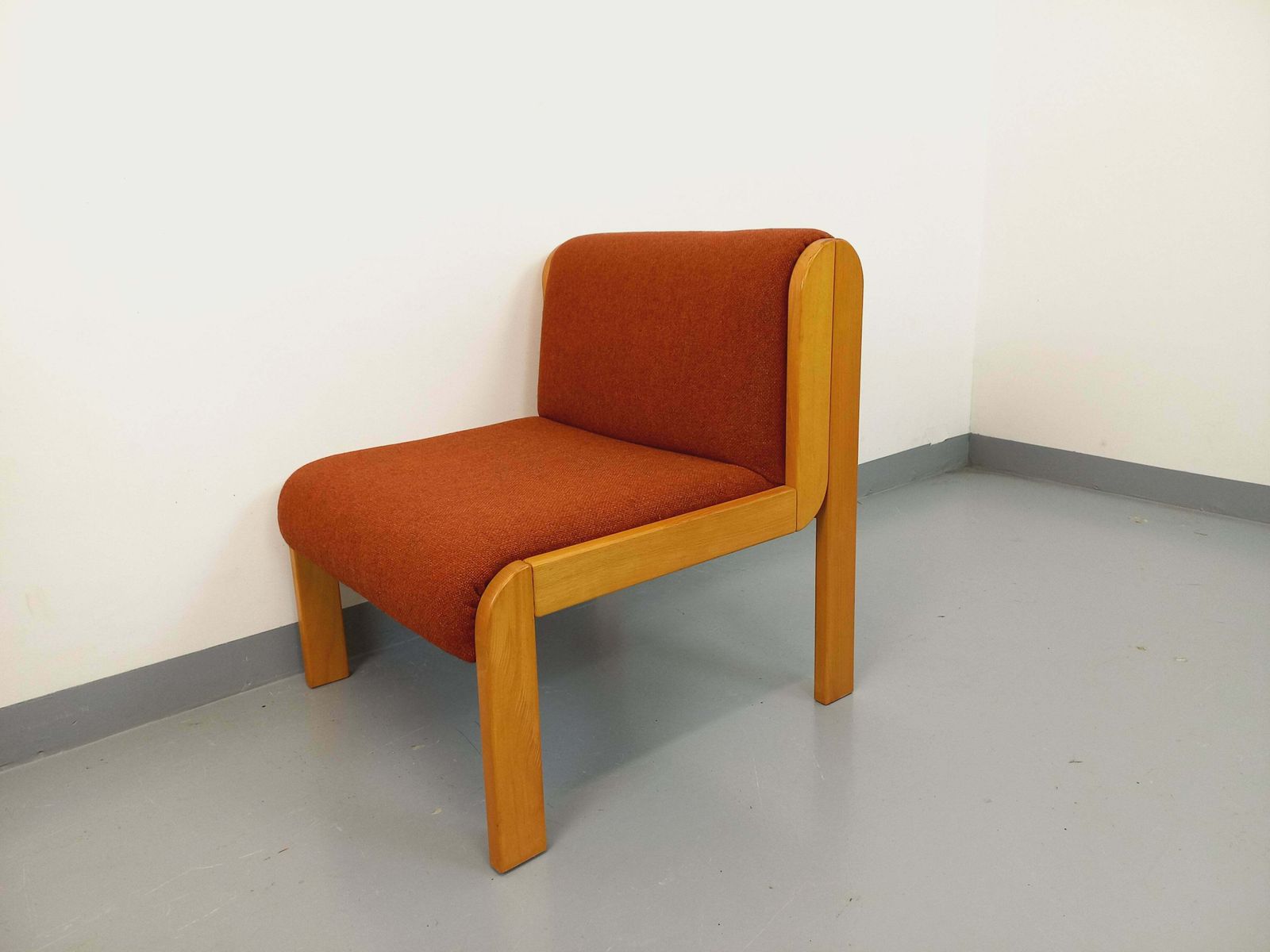 Fauteuil de cheminée Fröscher en bois et tissu photo vinterior