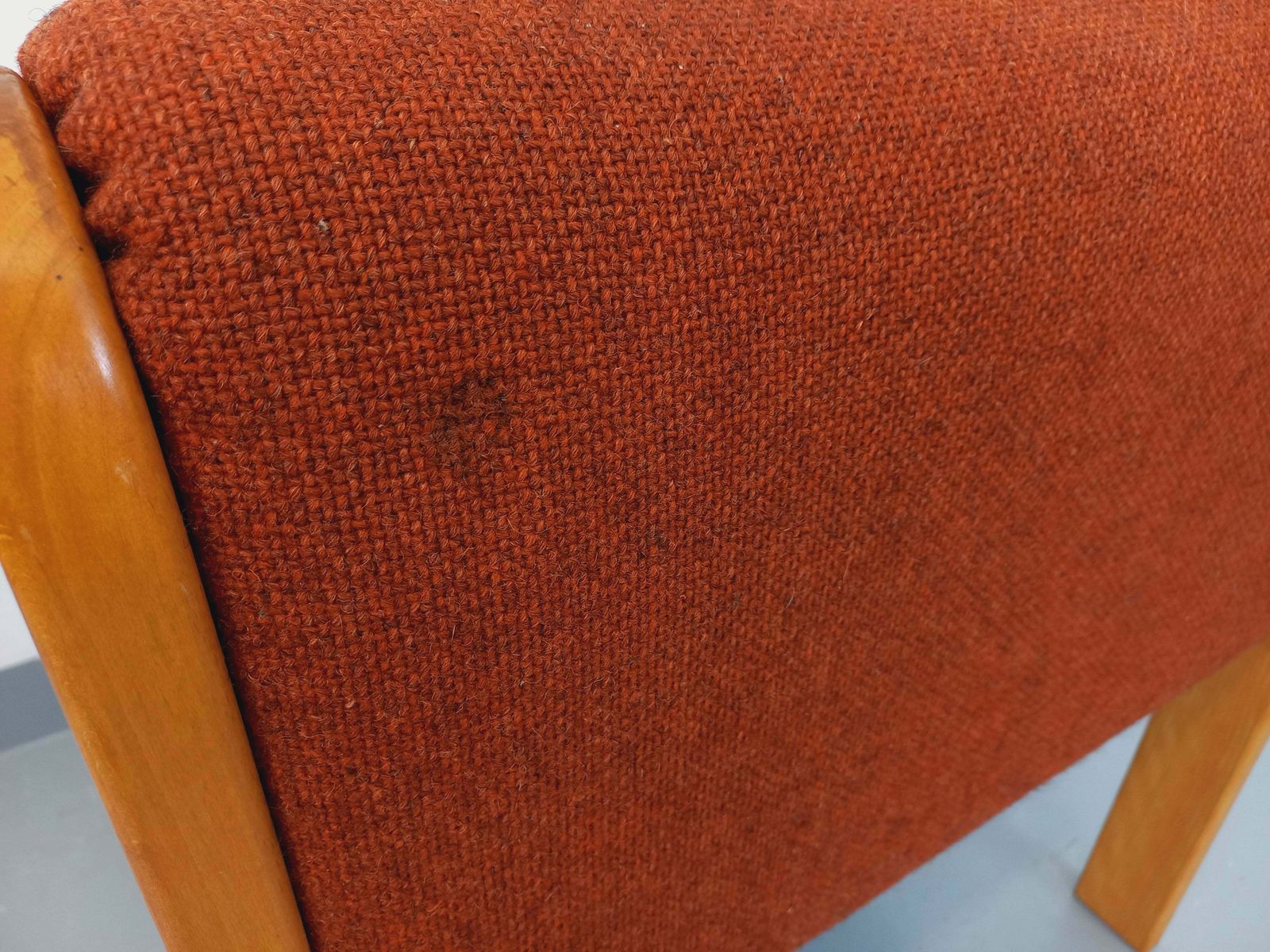 Mobilier Fauteuil de cheminée Fröscher en bois et tissu photo