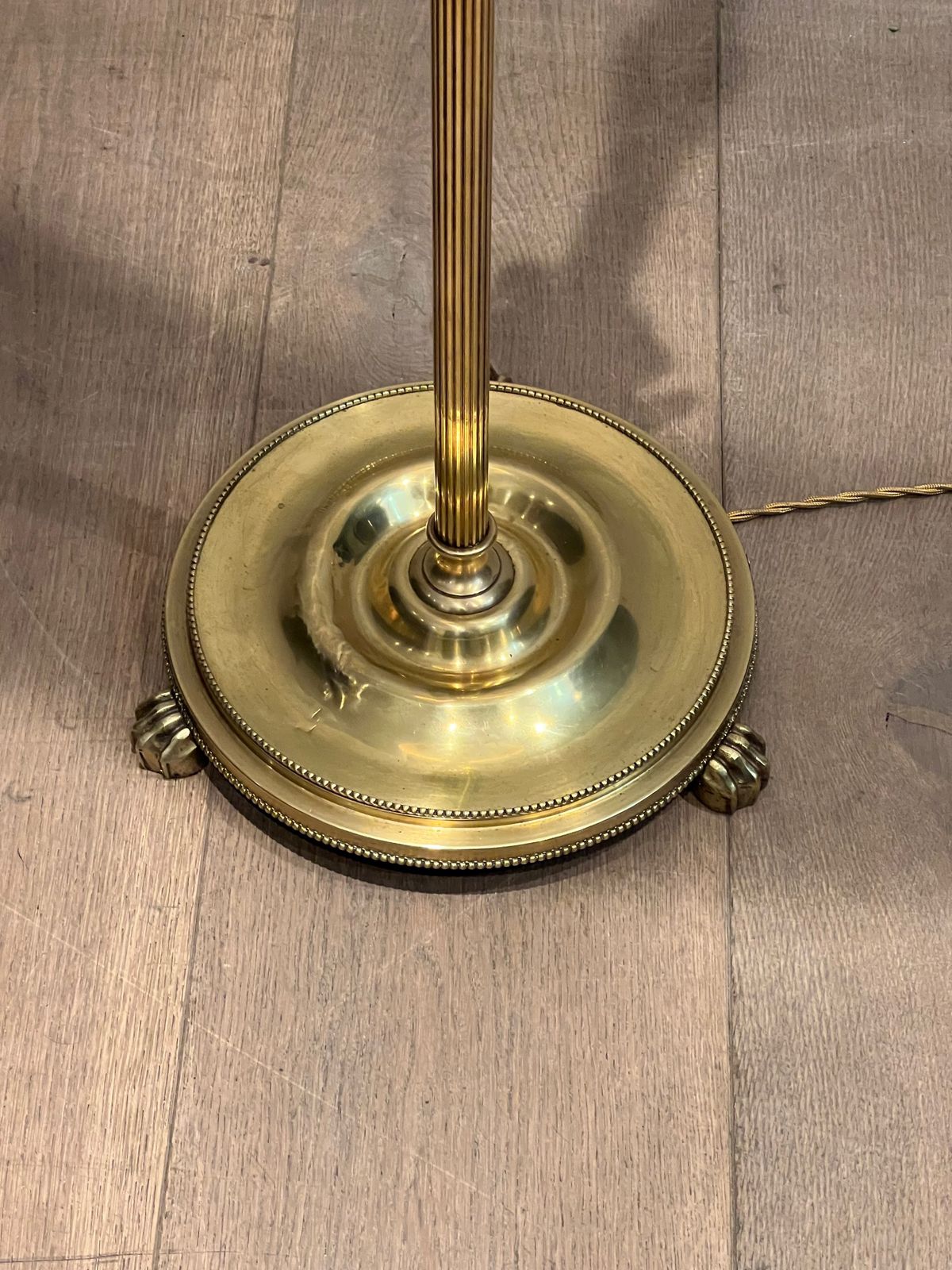 photo vintage Neoclassical Style Brass Floor Lamp In The Style Of Maison Jansen