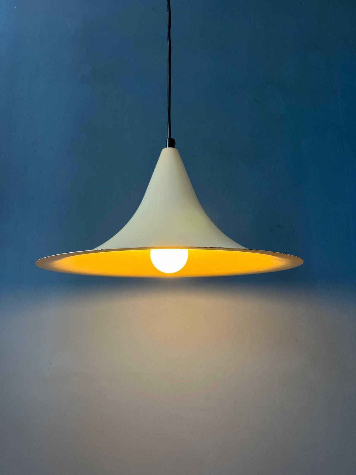 Vintage Metalen Heksenhoed Space Age Hanglamp photo for sale