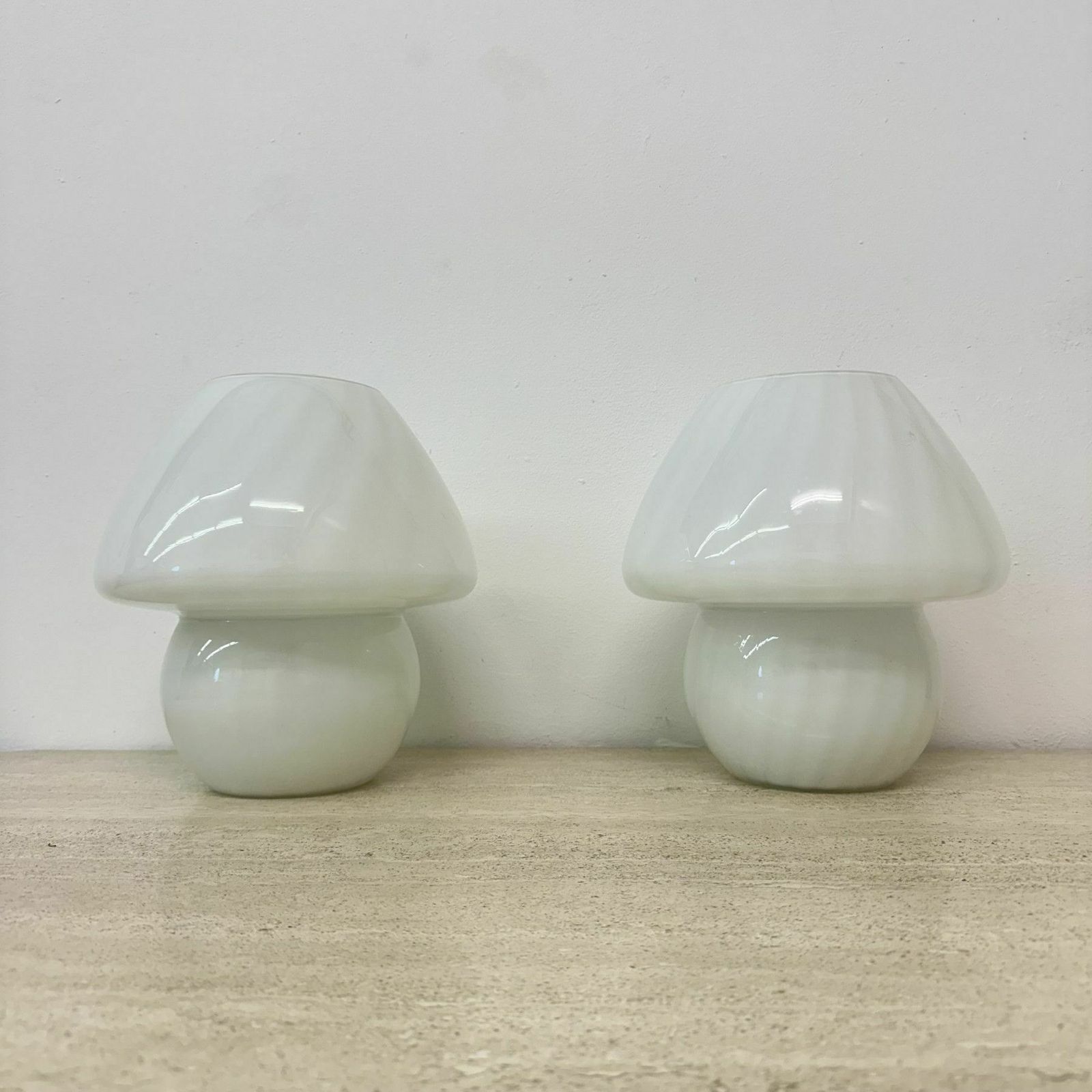 Set Van 2 Tafellampen Met Paddenstoelvorm En Wervelpatroon, Jaren 1970 photo for sale