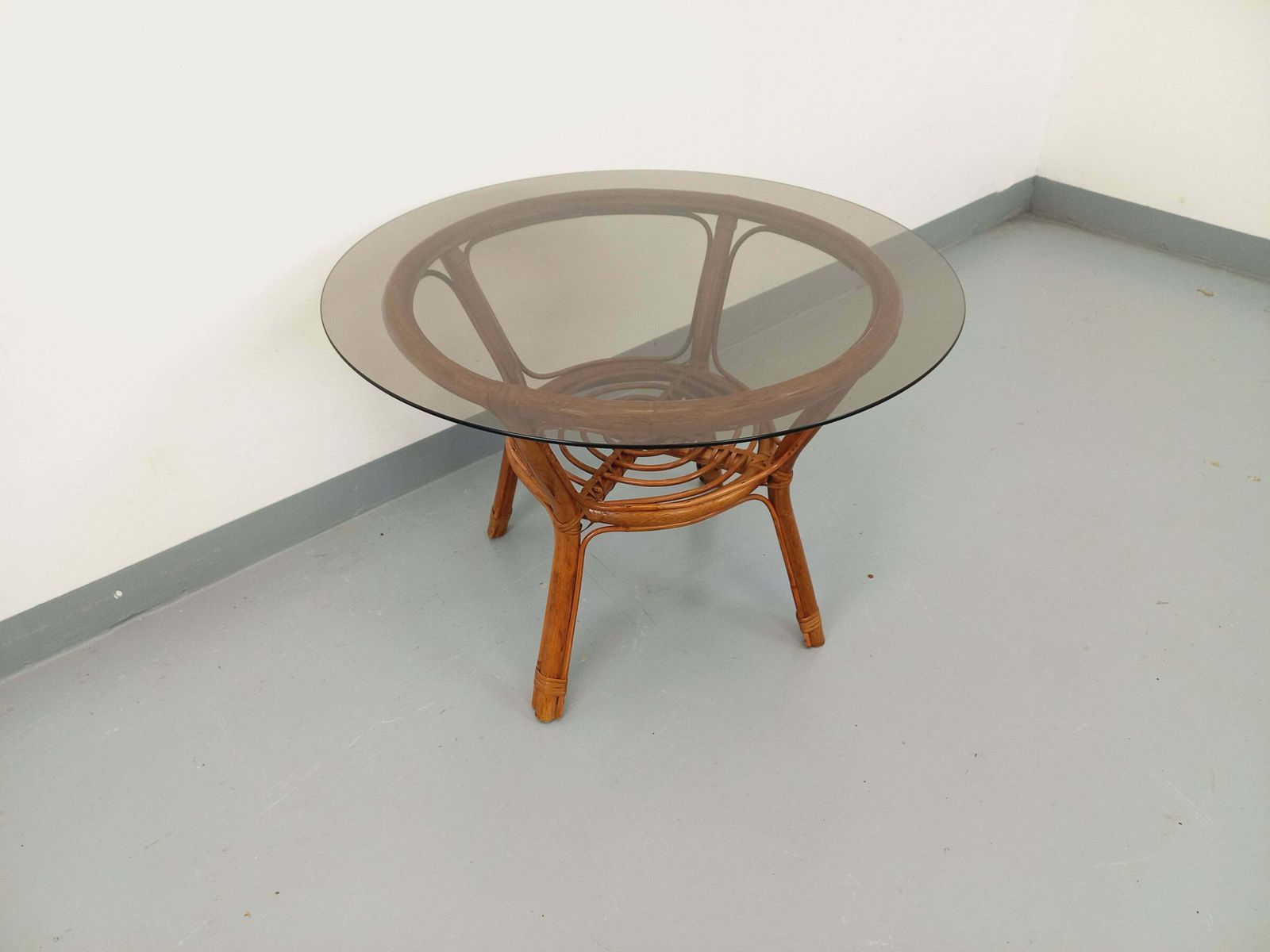 Table basse ronde en rotin et verre fumé photo 340.0