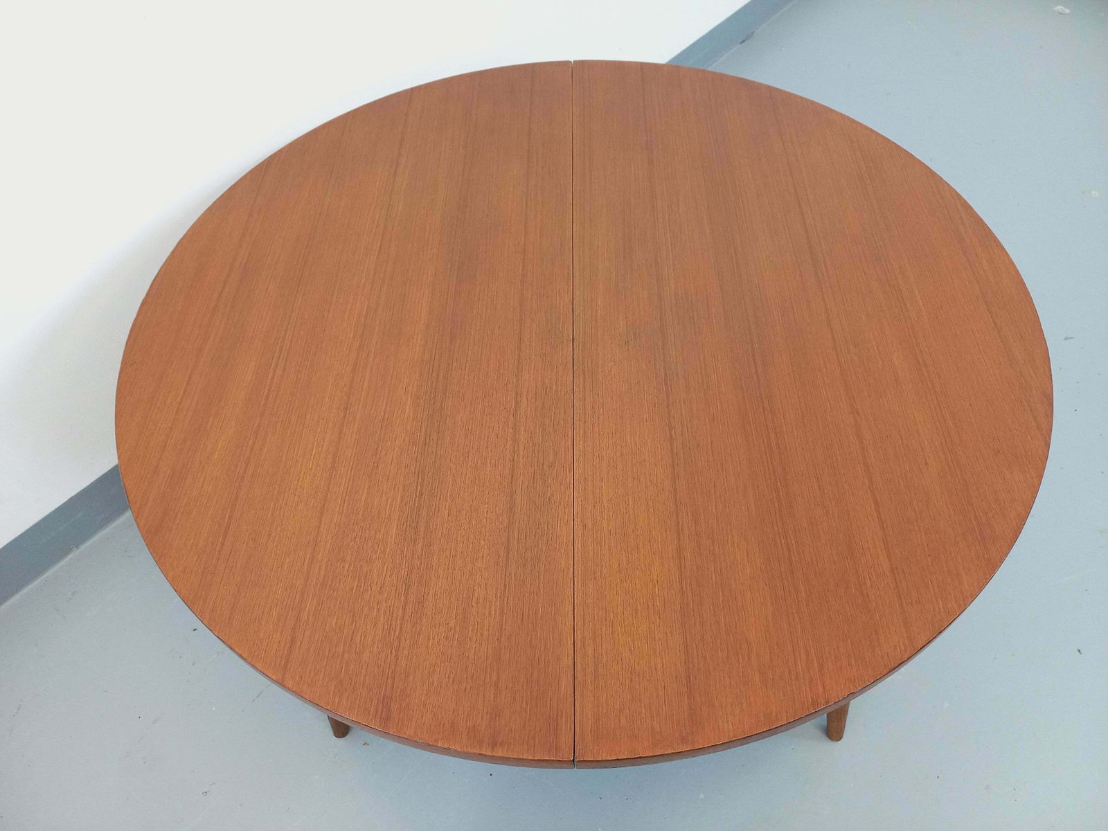 Table basse ronde extensible Smorrebrod en teck, par Arne Vodder photo furniture