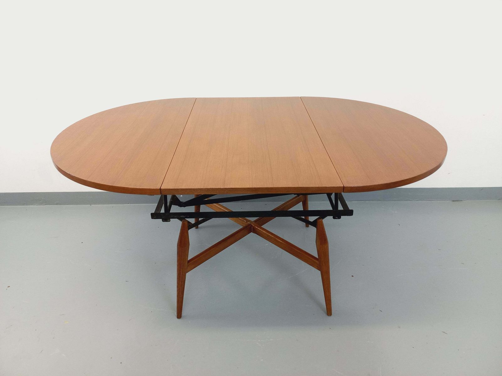 photo furniture Smorrebrod ronde uitschuifbare salontafel van Arne Vodder in teak