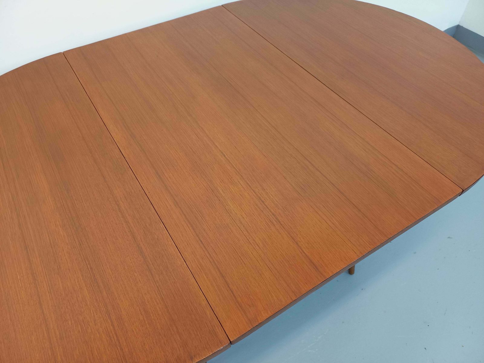 photo vinterior Table basse ronde extensible Smorrebrod en teck, par Arne Vodder