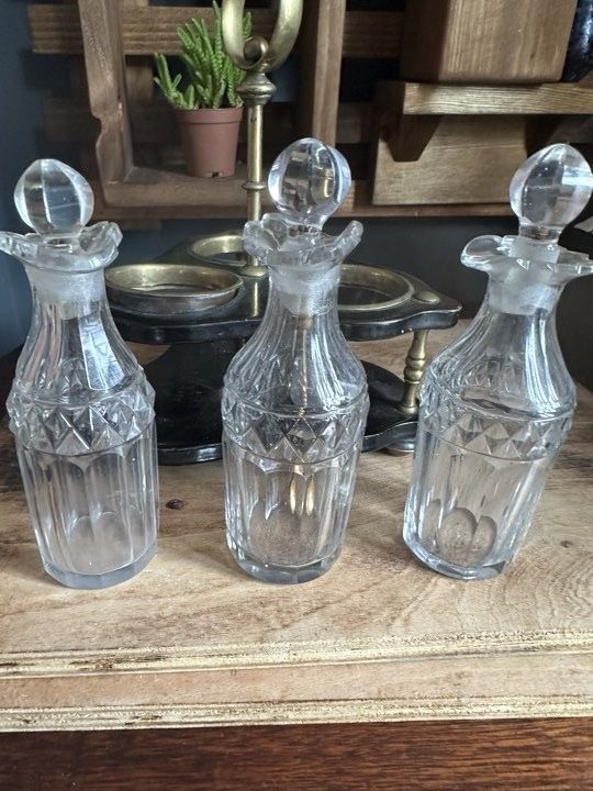 photo furniture Victorian Elegant 3 Piece Cruet Condiment Set