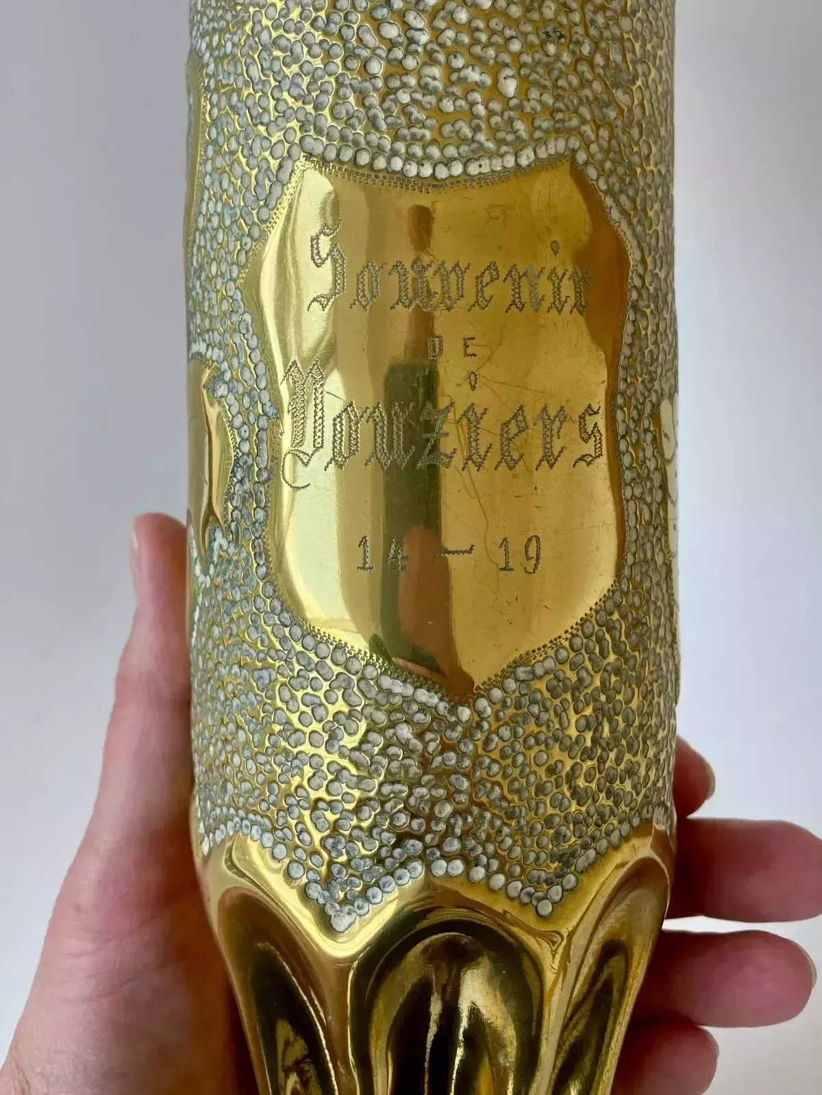 photo vinterior A Pair Of Brass Trench Art Vases With Vine Pattern "Souvenir De Vouziers 14 19"