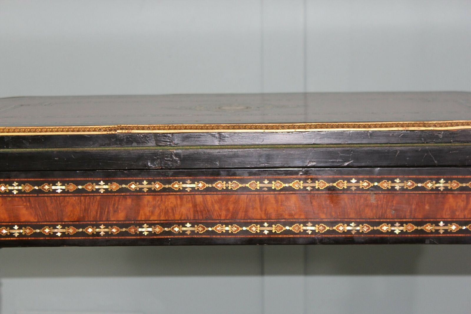 photo vintage Exceptional 19th Century French Napoleon III Inlaid  Of Mother Of Pearl  And Burr Walnut Card Table