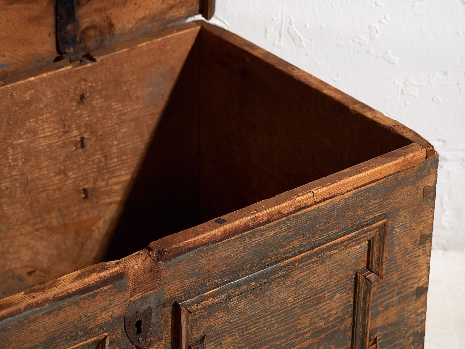 photo for sale Antique Trunk With Pearl Gray Patina (C.1900) #28