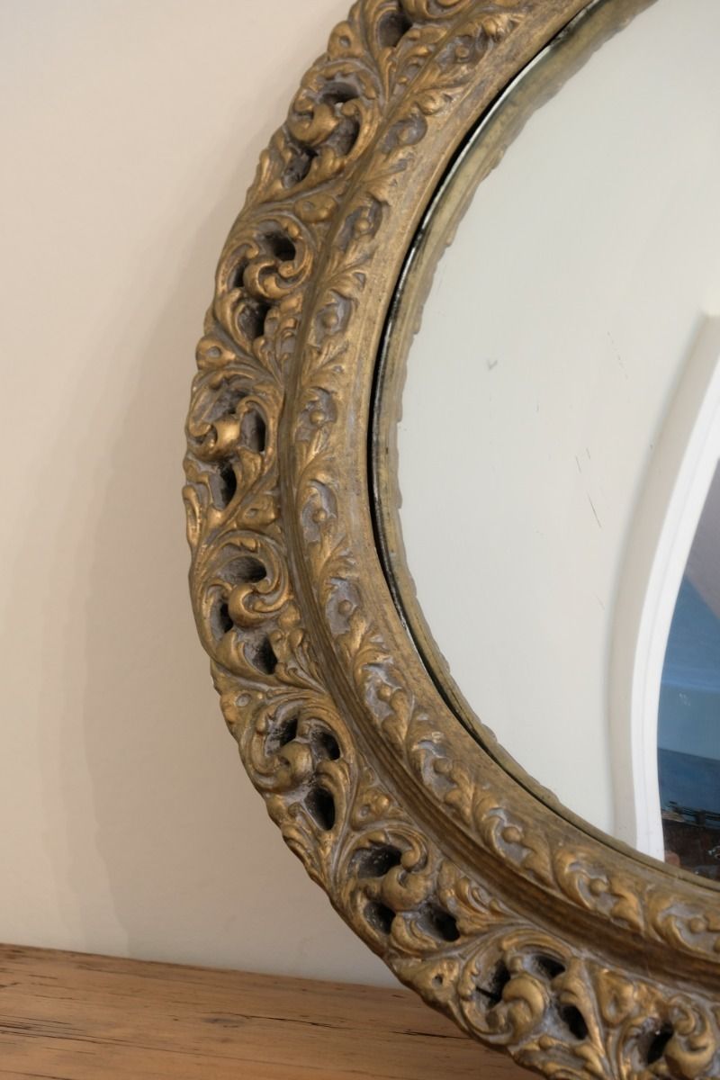 660.0 19th Century Round Convex Mirror With Pierced Giltwood Frame photo