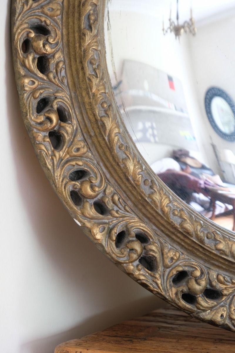 photo vintage 19th Century Round Convex Mirror With Pierced Giltwood Frame