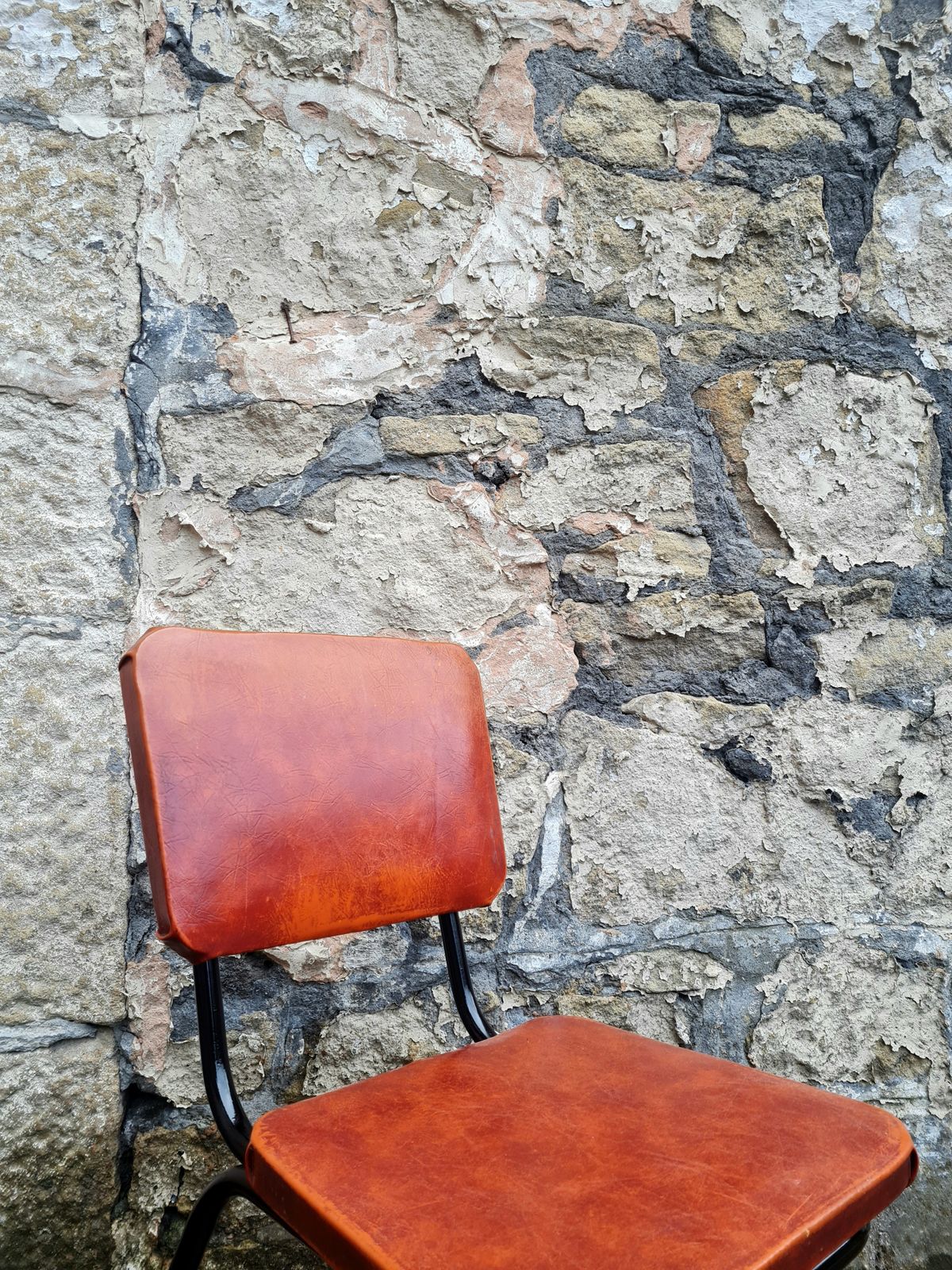 photo furniture Set Of Four Mid Century Black And Orange Dining Chairs Stackable