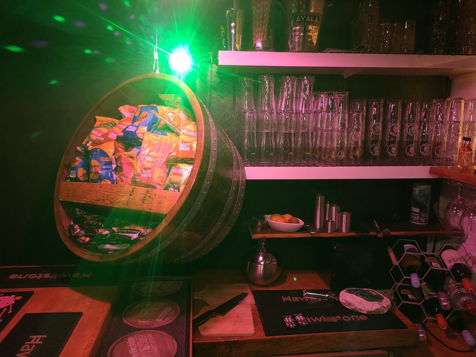 photo vinterior Shop, Pub/ Bar, Barrel Display. Fire Log Barrel