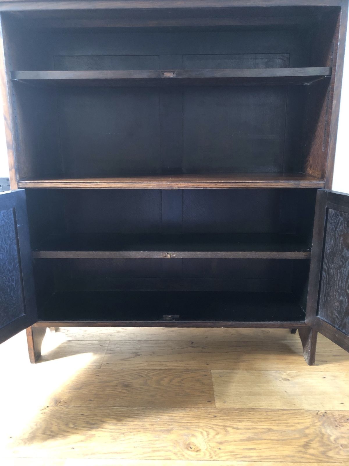 photo vinterior Bookcase With Cupboards Below/Display Cabinet