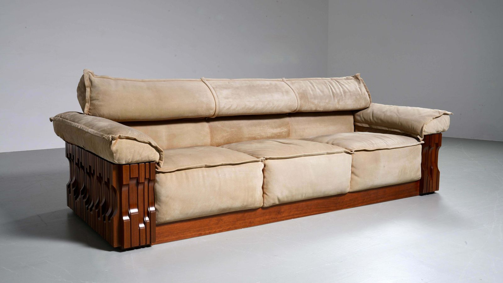 Luciano Frigerio 'Norman' 3 Seat Sofa In Walnut And Suede, Italy, 1968 photo vintage