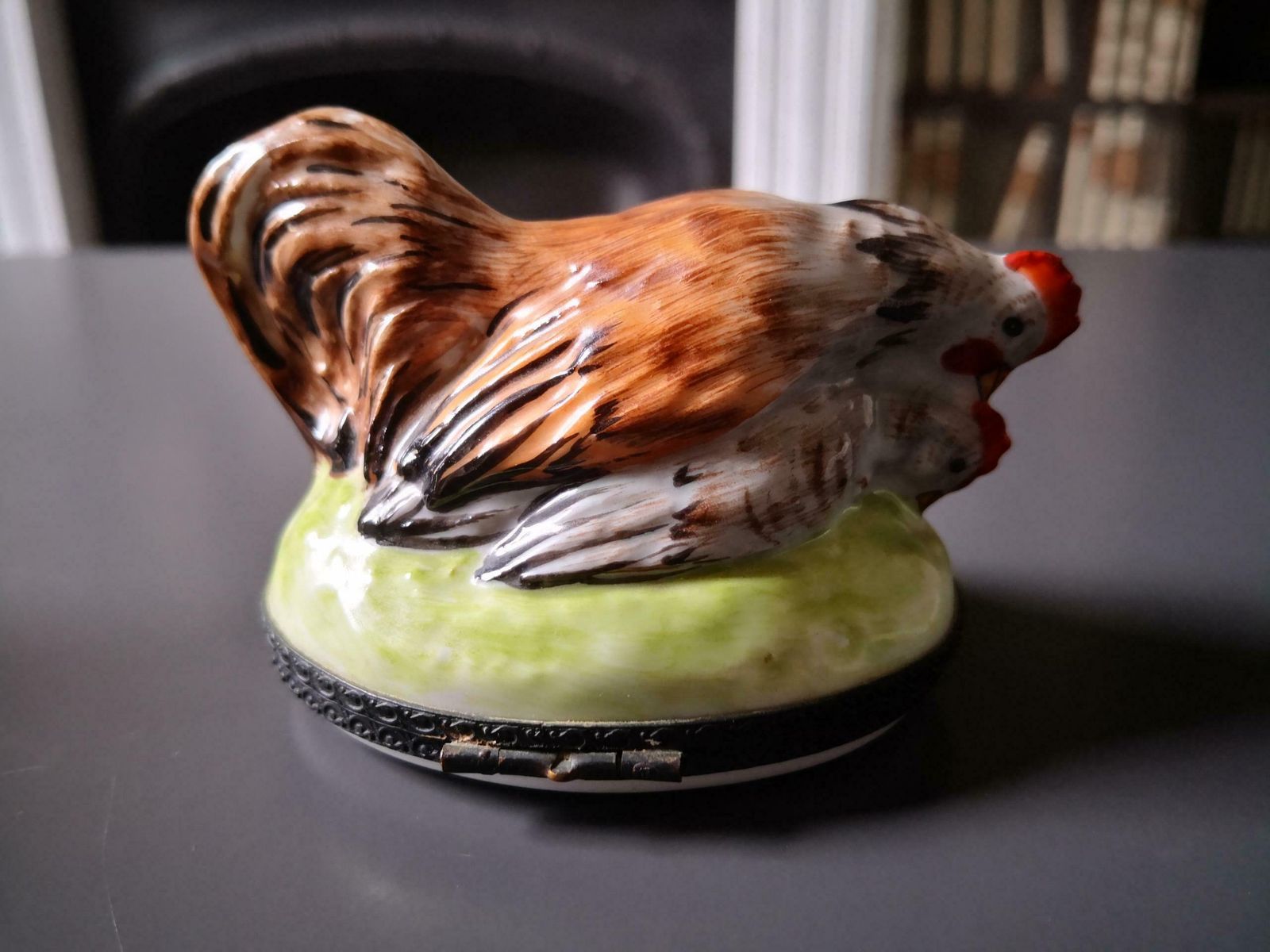 Peint Main Limoges Hand Painted Limoges Porcelain Chicken Couple Trinket Box photo 120.0