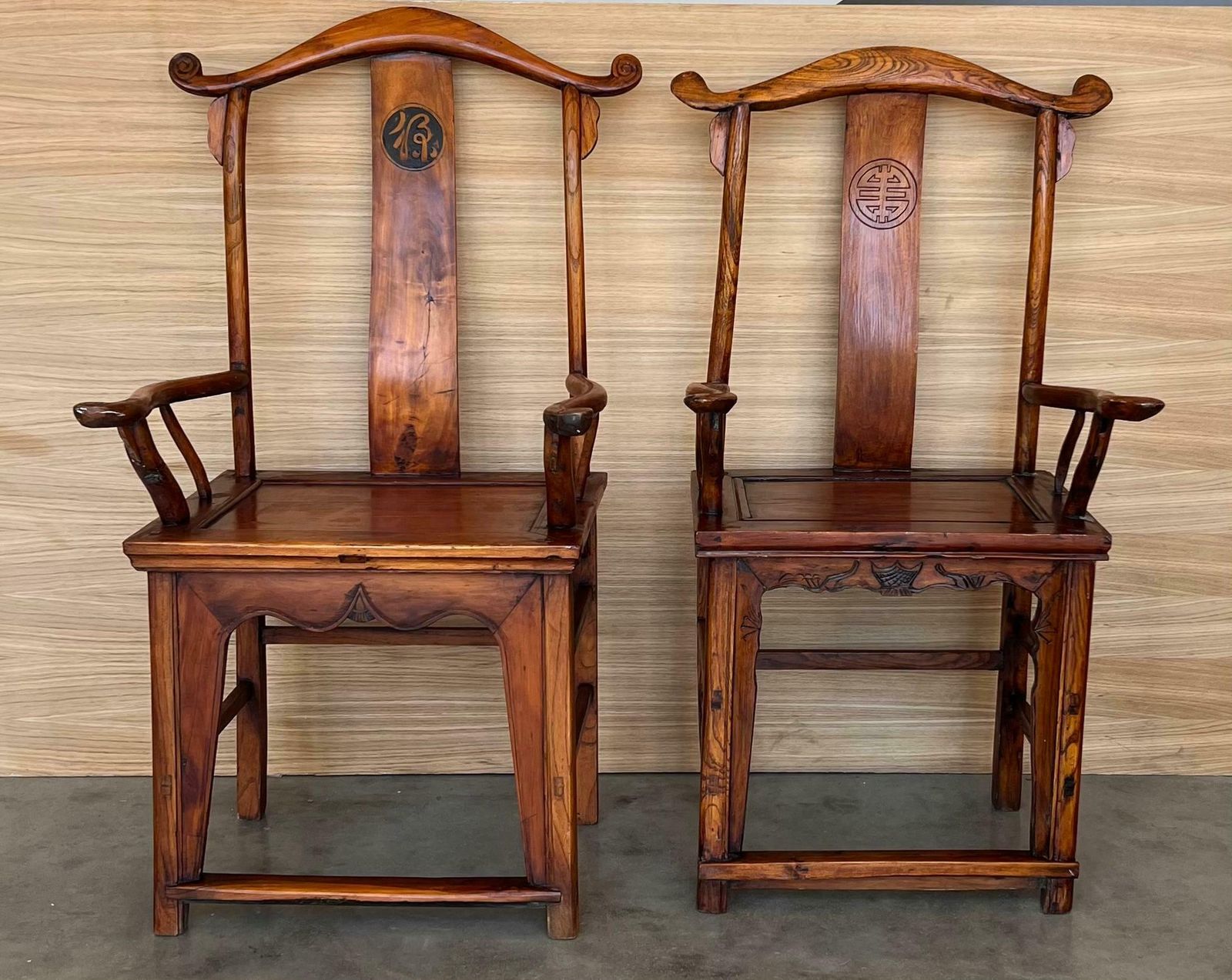 Paire de fauteuils trône à dossier haut en bois sculpté de style Ming chinois photo furniture