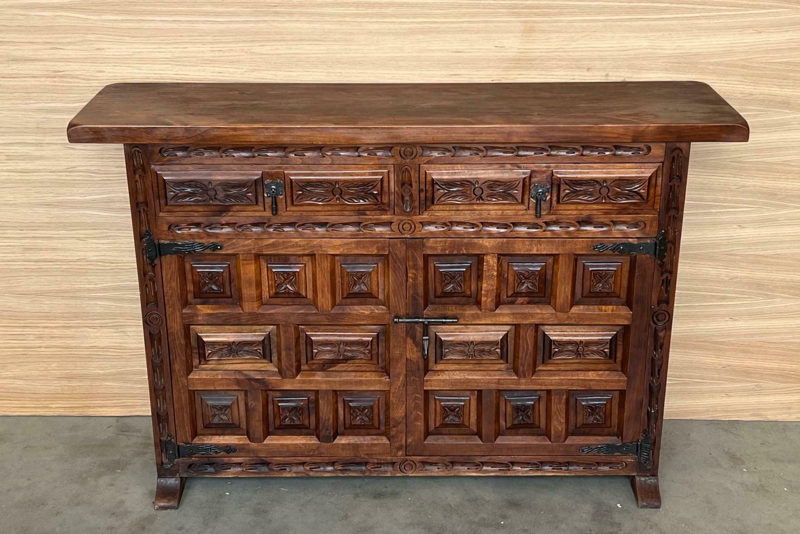 Buffet baroque espagnol à deux tiroirs en noyer sculpté, XIXe siècle photo Mobilier
