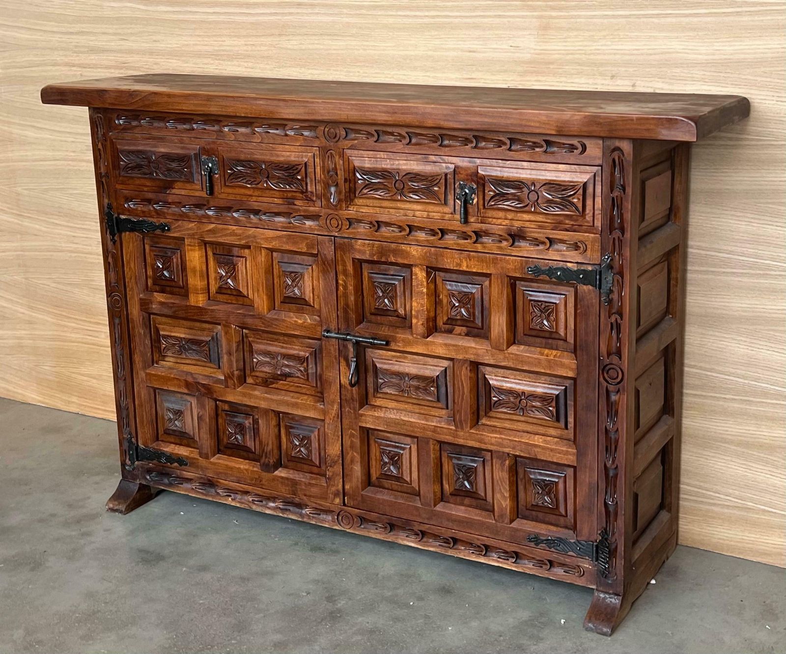 Buffet baroque espagnol à deux tiroirs en noyer sculpté, XIXe siècle photo 3097.0
