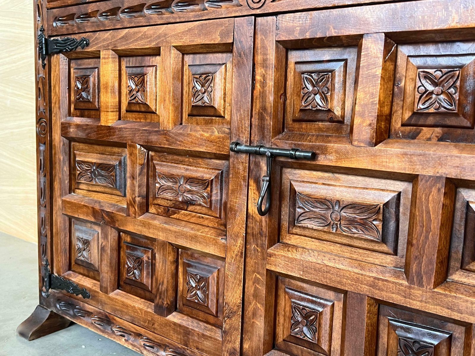 photo furniture Buffet baroque espagnol à deux tiroirs en noyer sculpté, XIXe siècle