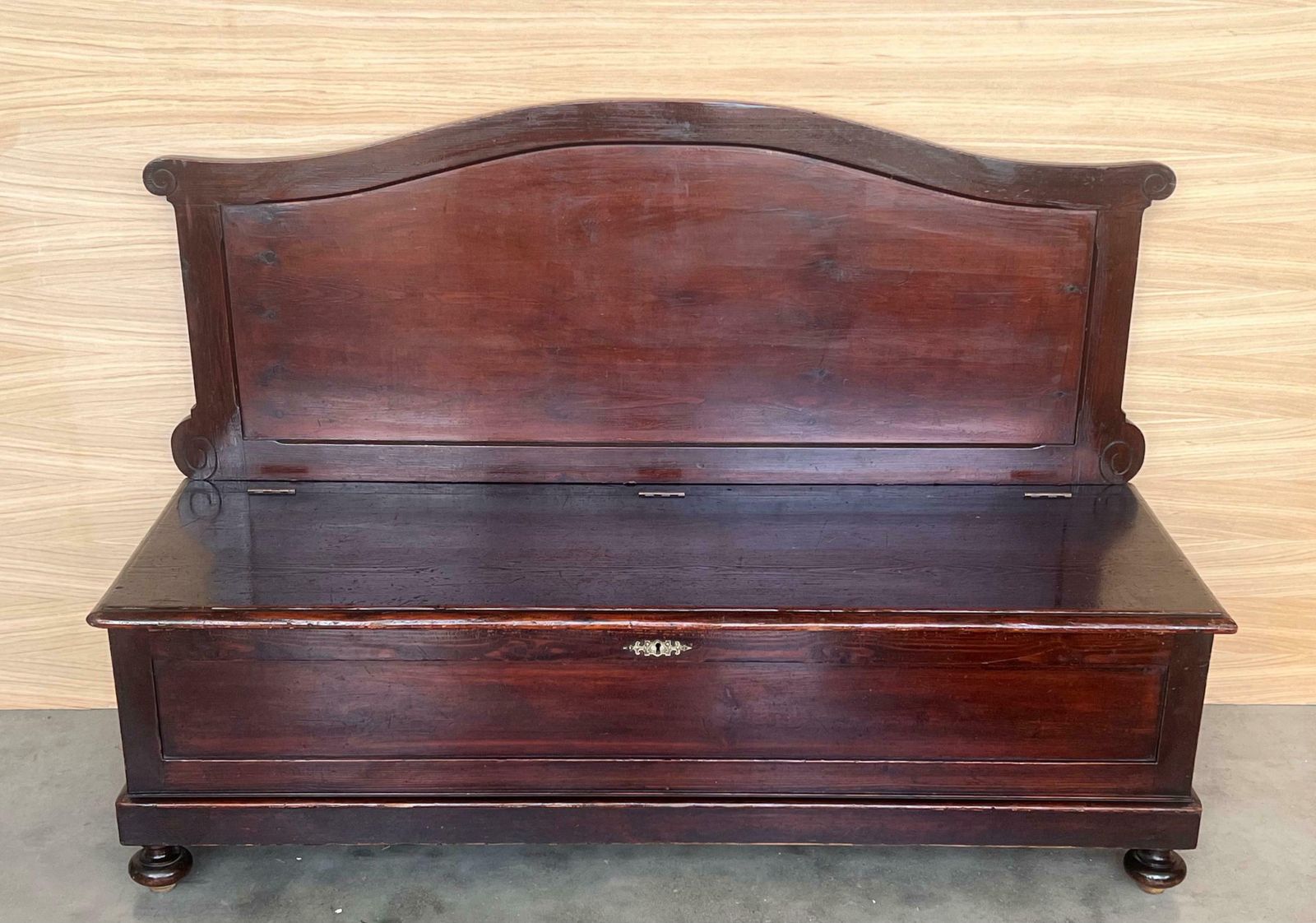 Banc coffre d'époque en noyer, Italie photo for sale