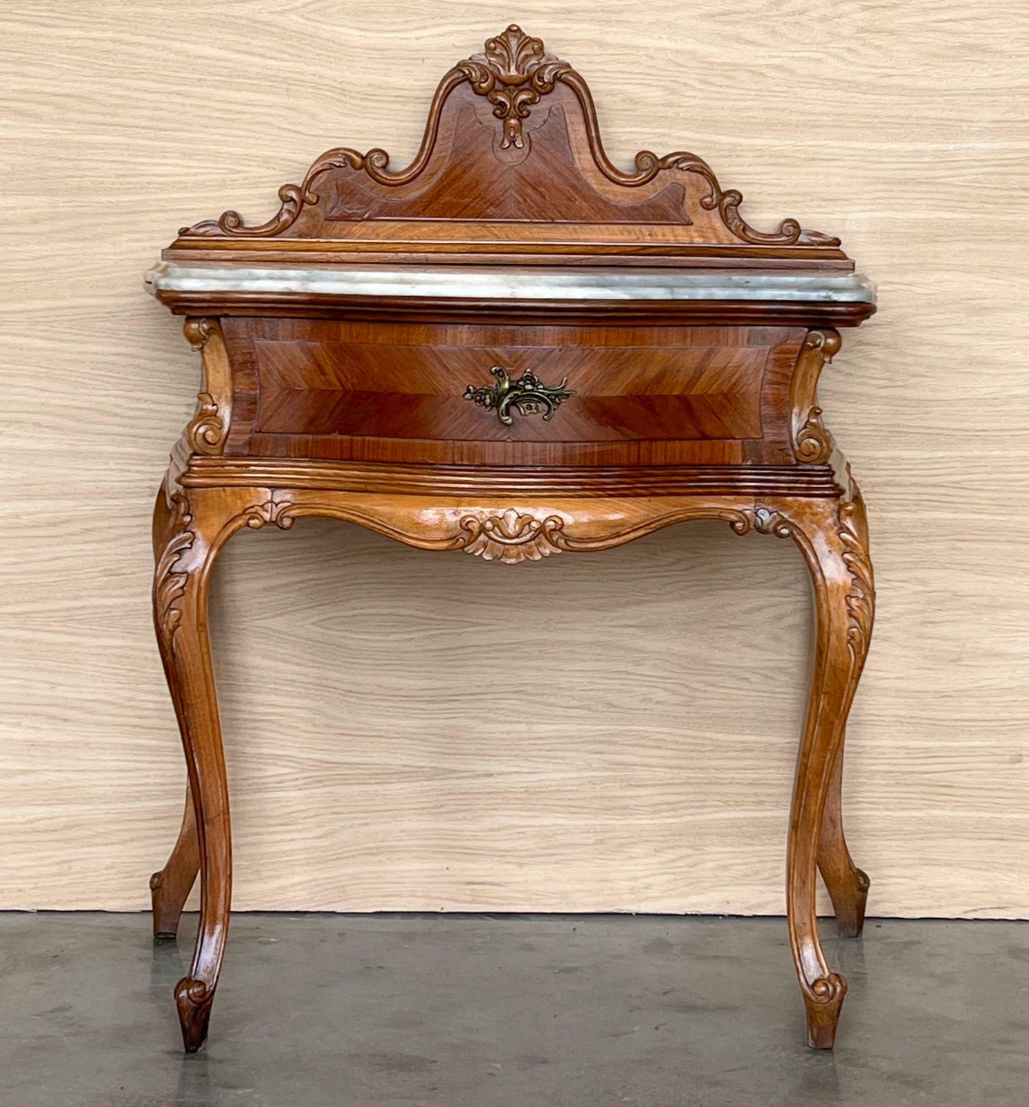 Paire de tables de chevet françaises à fronton, tiroir sculpté et pieds en cabriole photo furniture