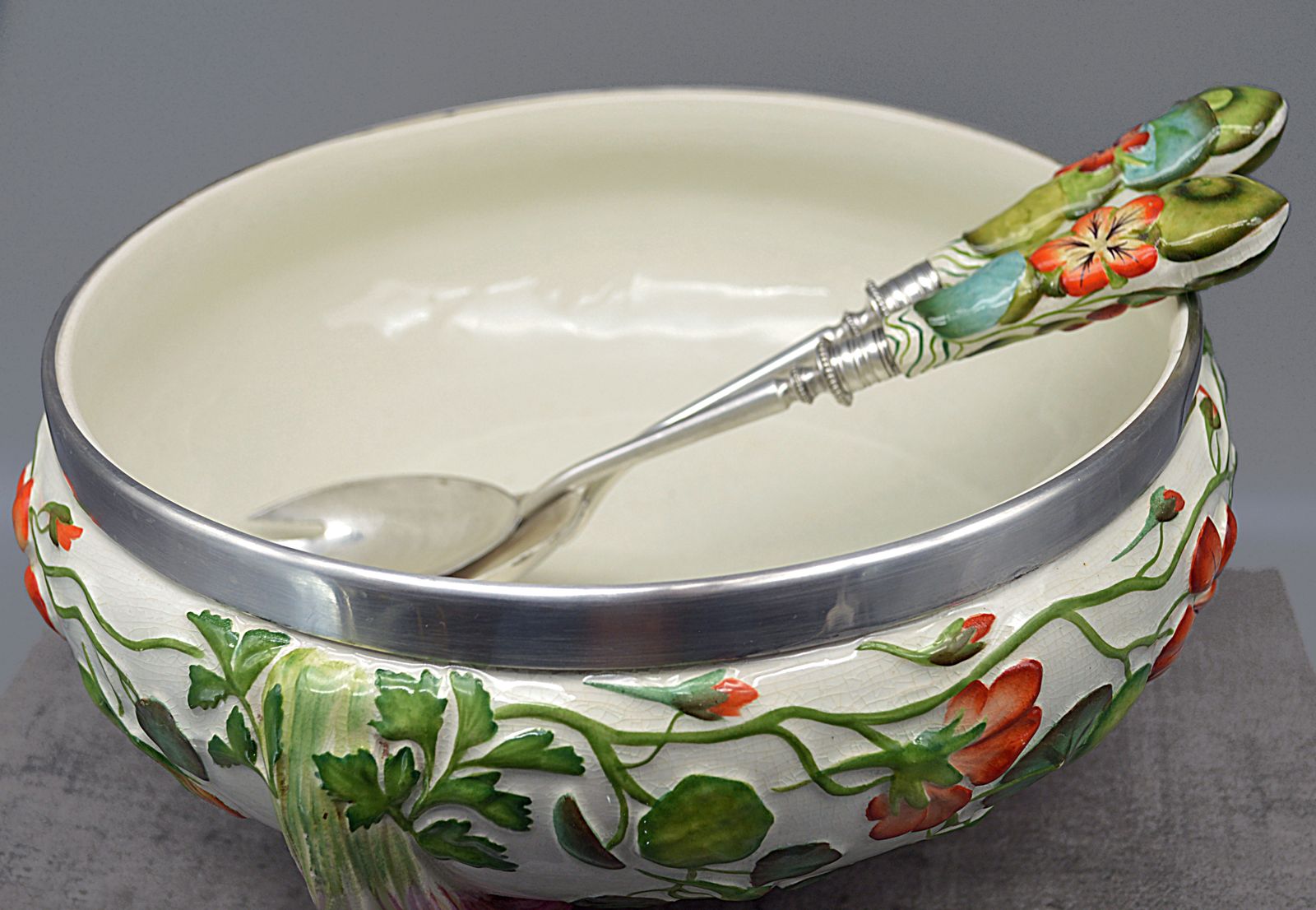 photo vinterior Antique Ceramic Majolica Salad Bowl (Or Soup Tureen) With Original Serving Cuttlery.