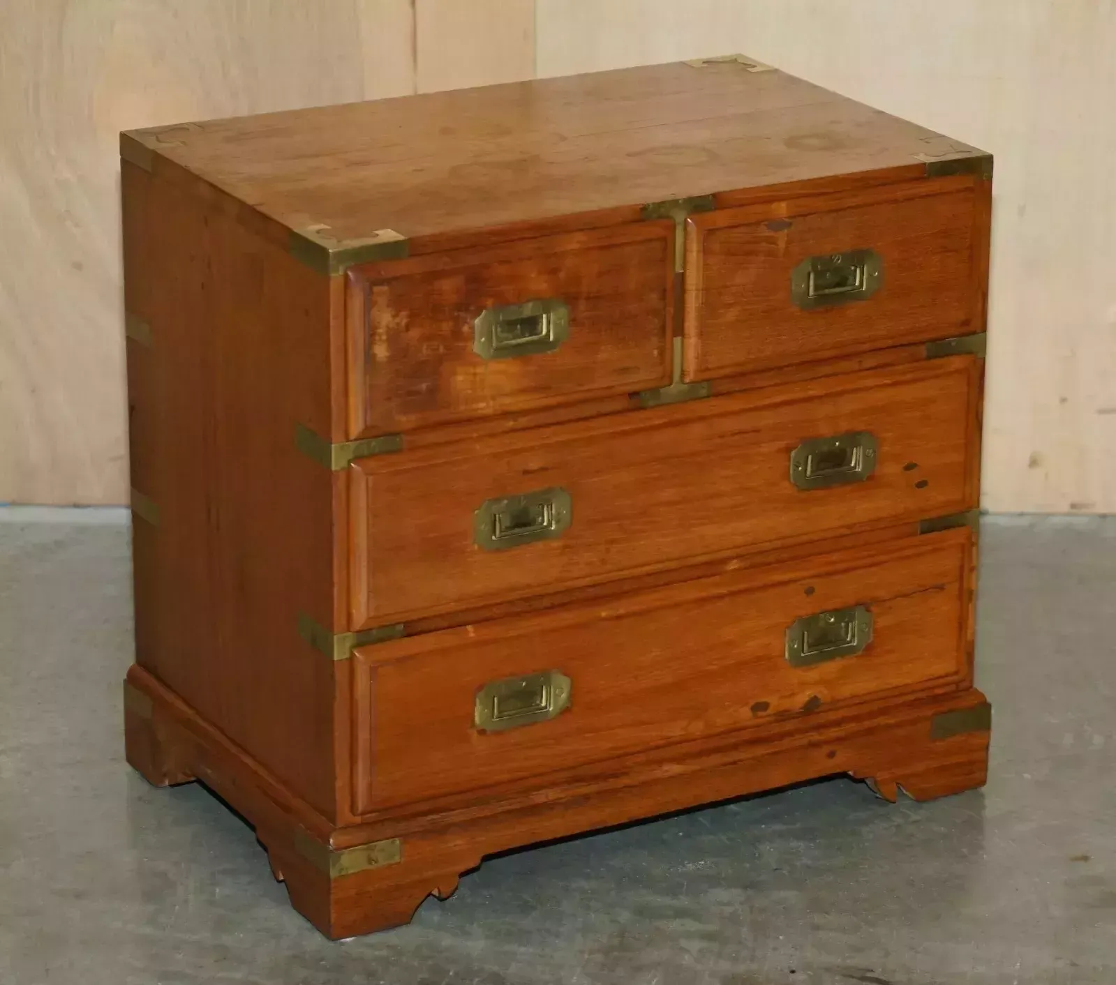photo vintage Pair Of Vintage Camphor Wood Military Campaign Bedside Table Nightstand Drawers