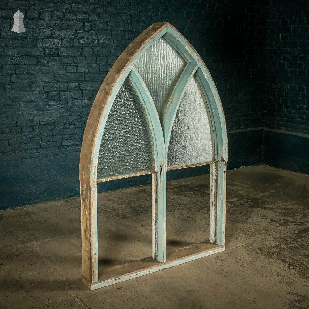 photo vintage Arch Top Window, Gothic Style With Textured Glass