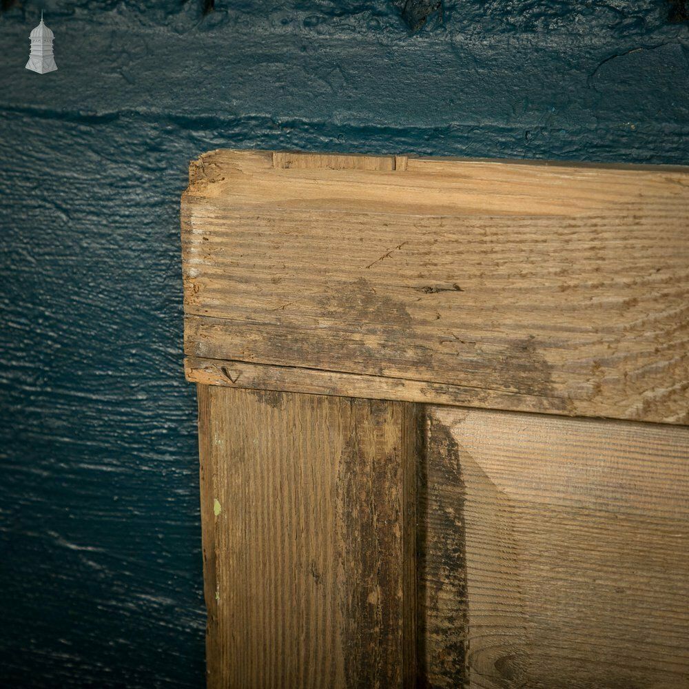 photo vinterior Moulded Pine Panelling, Distressed White Paint Finish